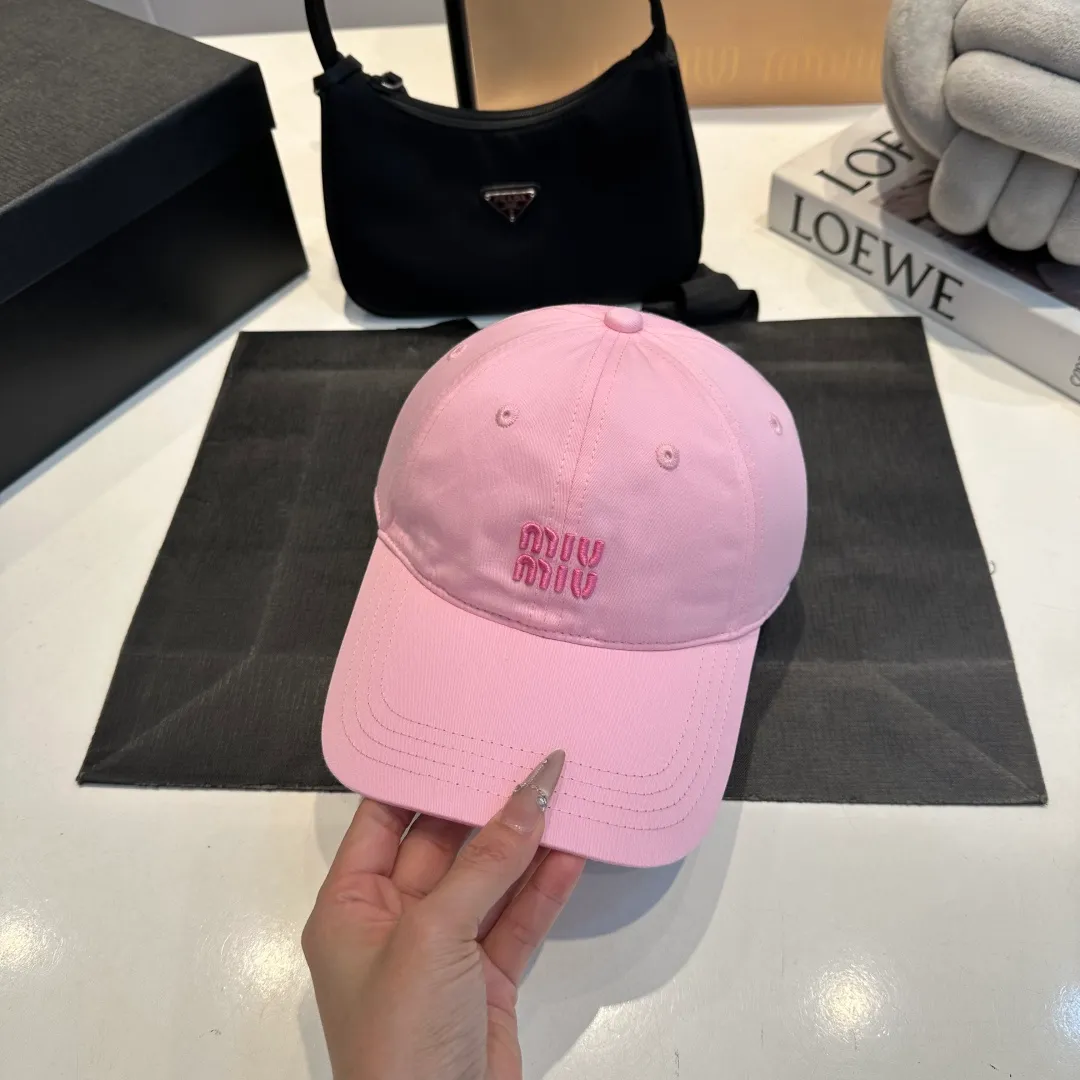 P56 miumiu's new candy-colored summer baseball cap. Color matchmaker. It's so confusing. Add a few more colors and match them as you like.