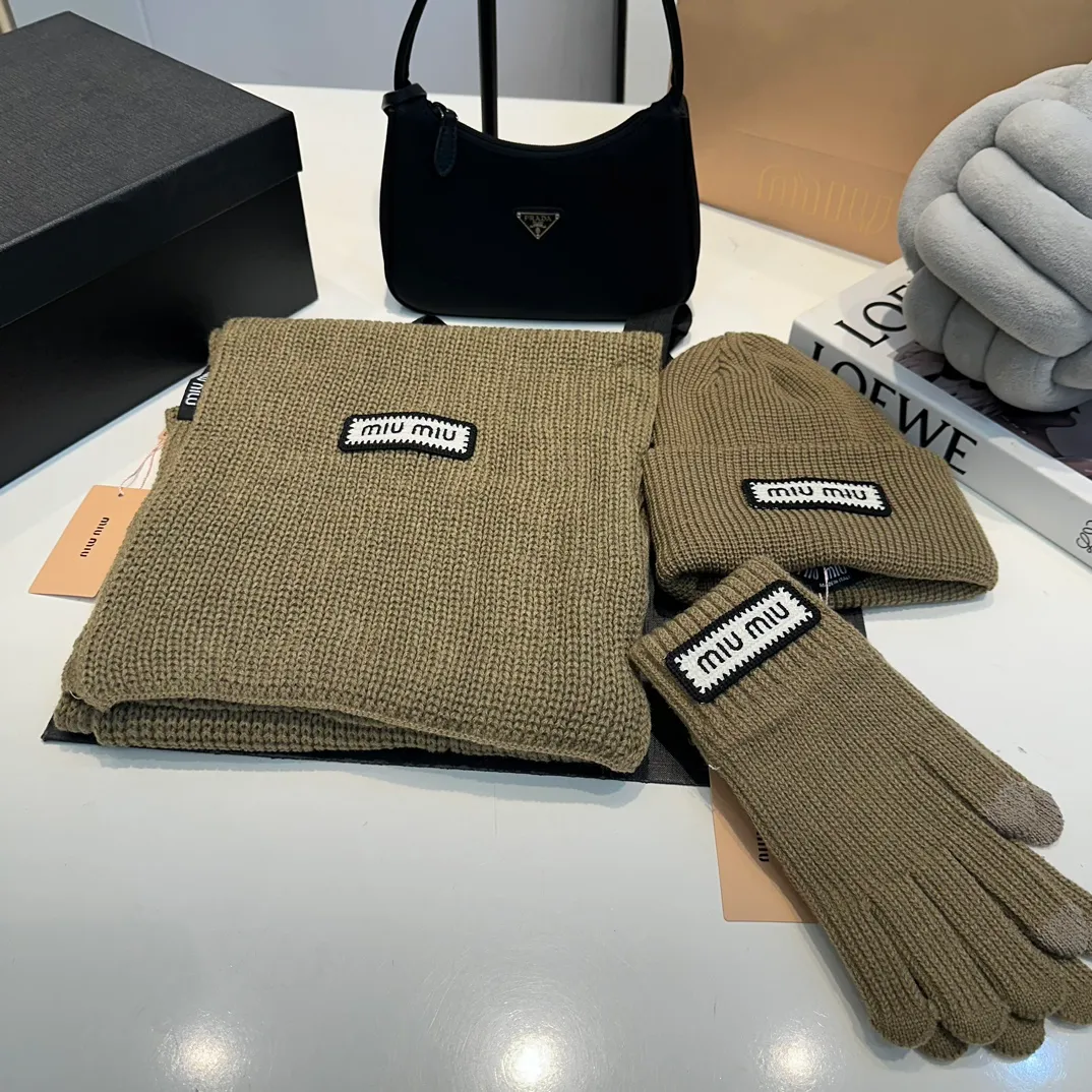 P170 MiuMiu～The new autumn and winter cold hat knitted hat three-piece set, hat, gloves and scarf, super soft and stretchy, very warm, with an amazing concave shape!