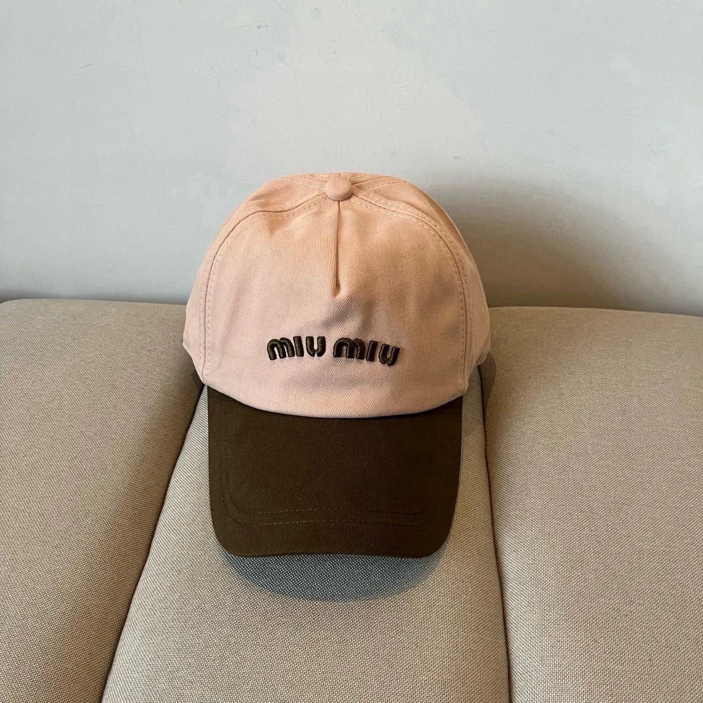 P60 miumiu original spring and summer new baseball cap, authentic mold-making and custom-made, the original workmanship is meticulous and the quality is superb!