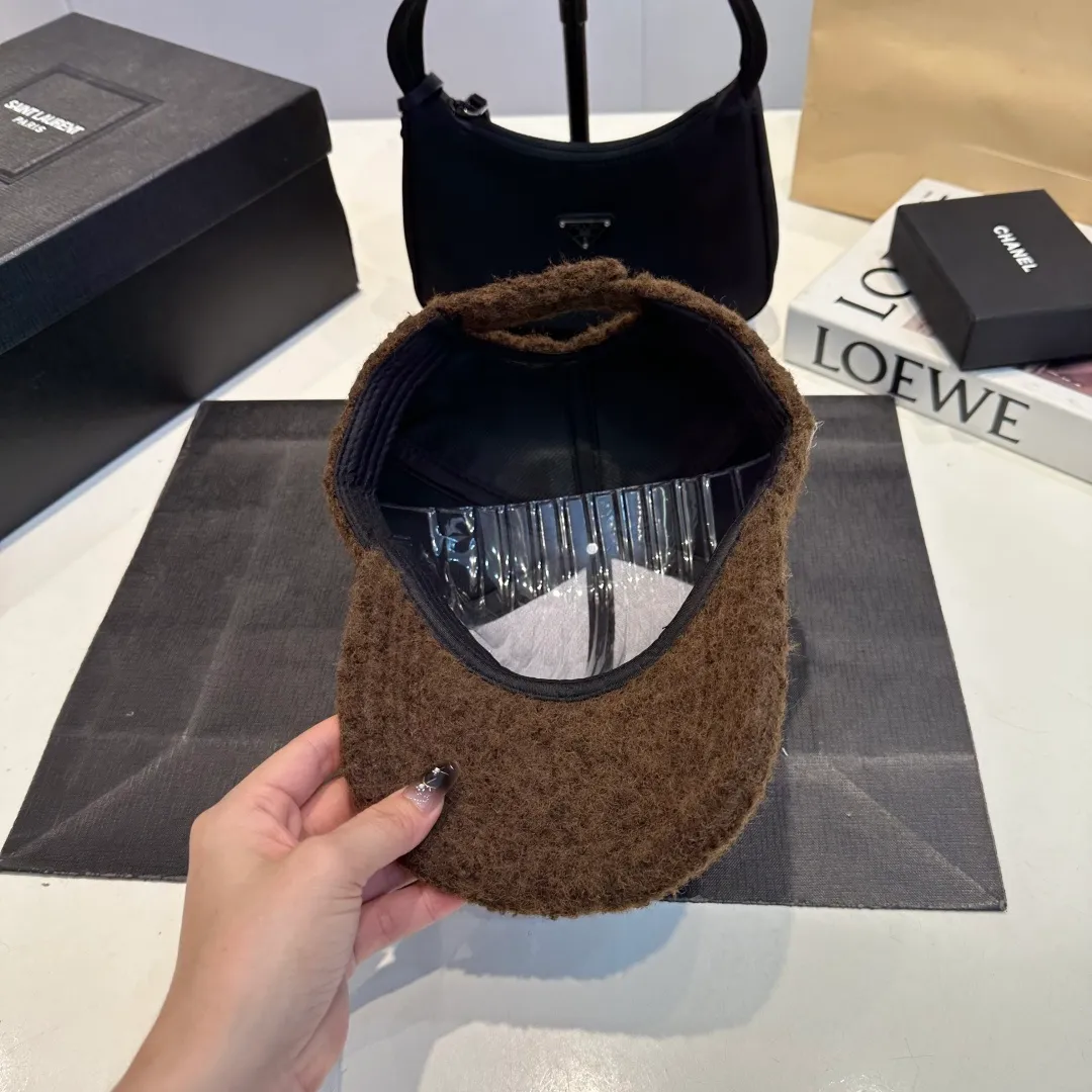 P56 Miumiu Miumiu new order style embroidered baseball cap🧢Big brand style is super easy to match, get it now!