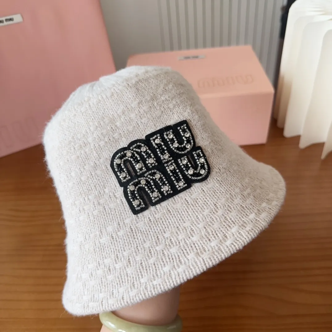 💰60 MIUMIUI knitted striped bucket hat. The soft and waxy striped bucket hat is my favorite. The shape is nice and it looks gentle when paired with the same color.