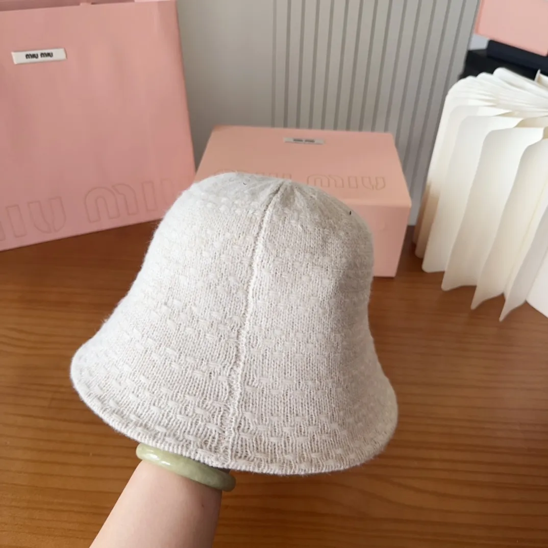 💰60 MIUMIUI knitted striped bucket hat. The soft and waxy striped bucket hat is my favorite. The shape is nice and it looks gentle when paired with the same color.
