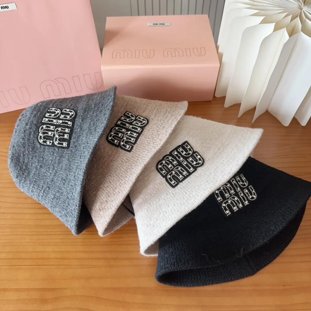 💰60 MIUMIUI knitted striped bucket hat. The soft and waxy striped bucket hat is my favorite. The shape is nice and it looks gentle when paired with the same color.