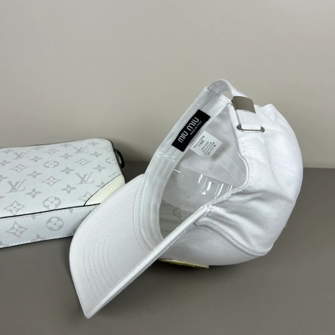 46💰Miumiu (recommended by Xiaohongshu’s popular model) original spring and summer new baseball cap, authentic mold-making and customization, the original workmanship is meticulous and the quality is superb!