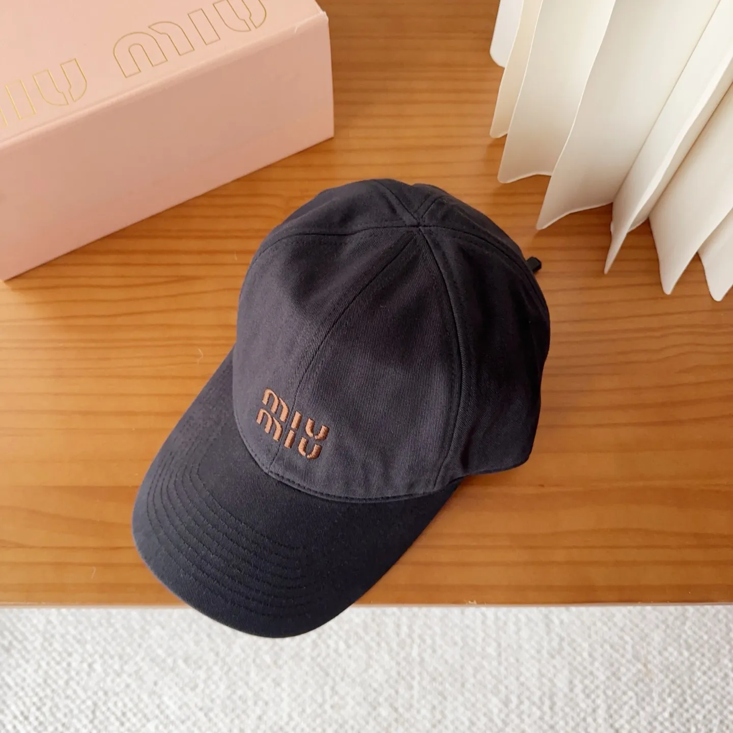 💰60 miumiu new autumn and winter baseball cap from miumiu. The original order is genuine and made to order. The original workmanship is meticulous and the quality is superb!