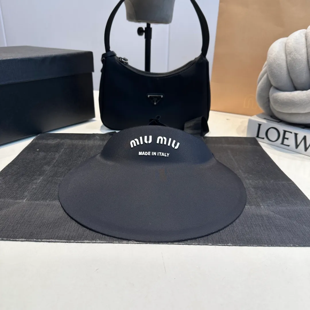 P60 miumiu💞 Summer Ice Silk Empty Hat. The Empty Sun Protection Hat does not delay the ponytail~ The ice silk fabric is practical and beautiful! The design of the large brim can effectively block ultraviolet rays. Multiple colors available.