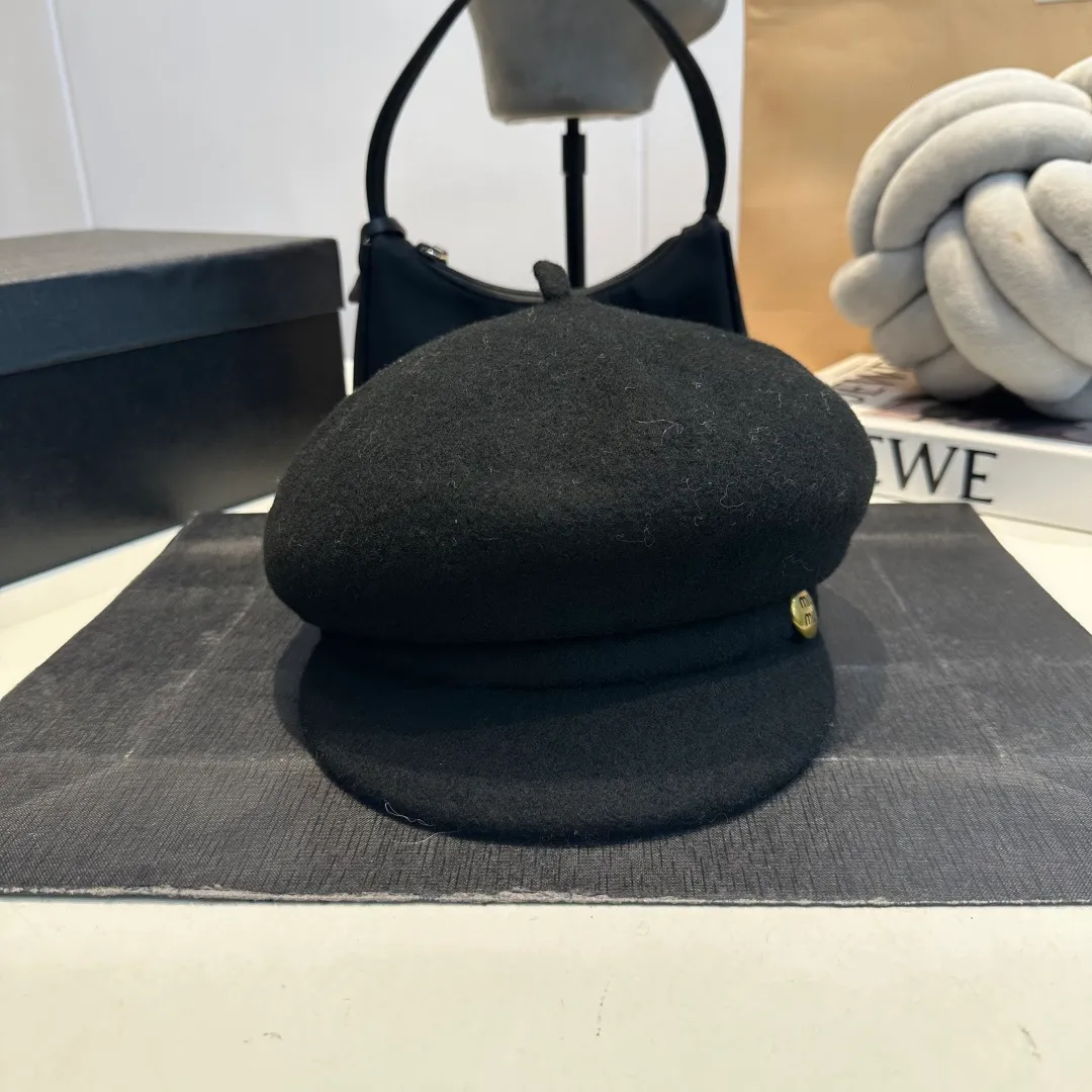 P70 miumiu's new wool autumn and winter octagonal hat is the one that shows off your face! A solid color hat🧢 is a permanent and versatile style!