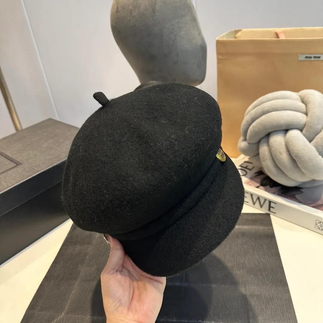P70 miumiu's new wool autumn and winter octagonal hat is the one that shows off your face! A solid color hat🧢 is a permanent and versatile style!