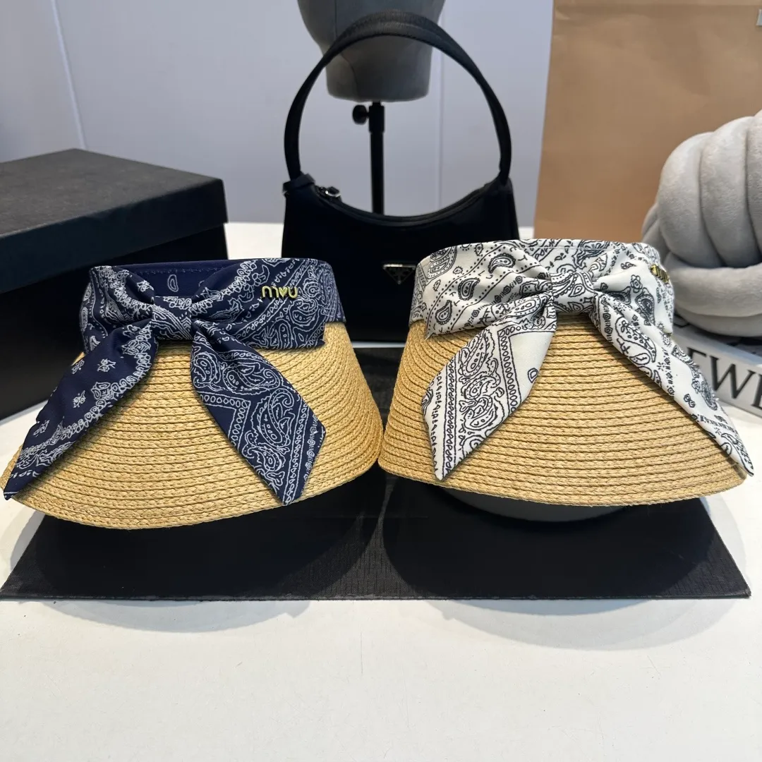 P60 miumiu empty top hat, a must-have item in summer, because it is so easy to match, and it is really super artistic in summer when paired with cool summer style ~ Just wear a little white skirt and you can attract the attention of blockbusters ~