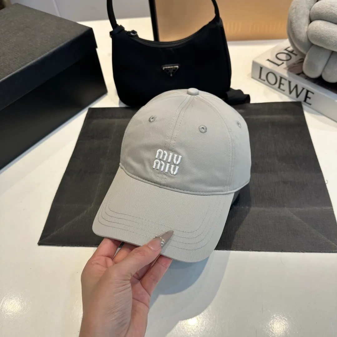 P56 miumiu's new candy-colored summer baseball cap. Color matchmaker. It's so confusing. Add a few more colors and match them as you like.
