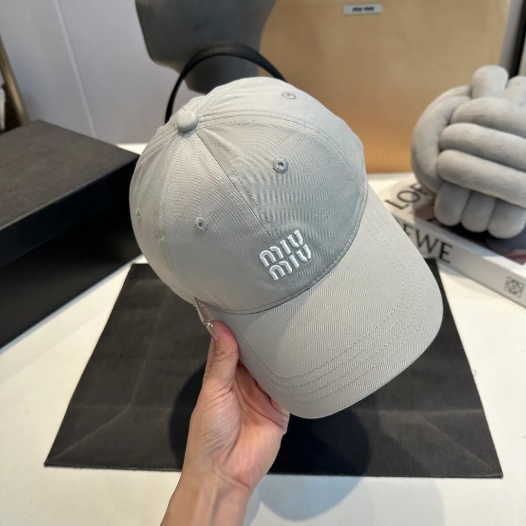 P56 miumiu's new candy-colored summer baseball cap. Color matchmaker. It's so confusing. Add a few more colors and match them as you like.