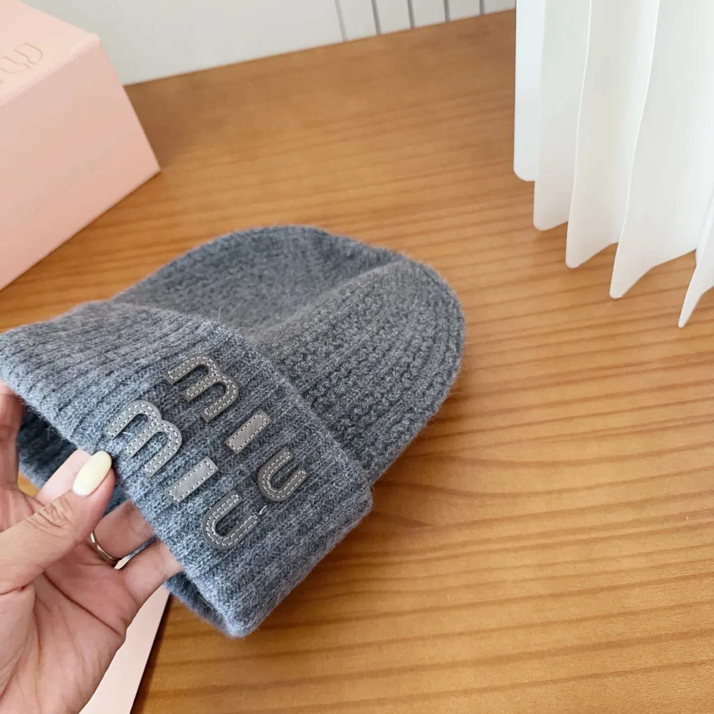 💰60 miumiu’s most popular knitted hat at the Miu Miu counter! Xiaohongshu’s new product is released, it’s so 🉑️, high-elastic fabric, classic colors, same style for men and women.