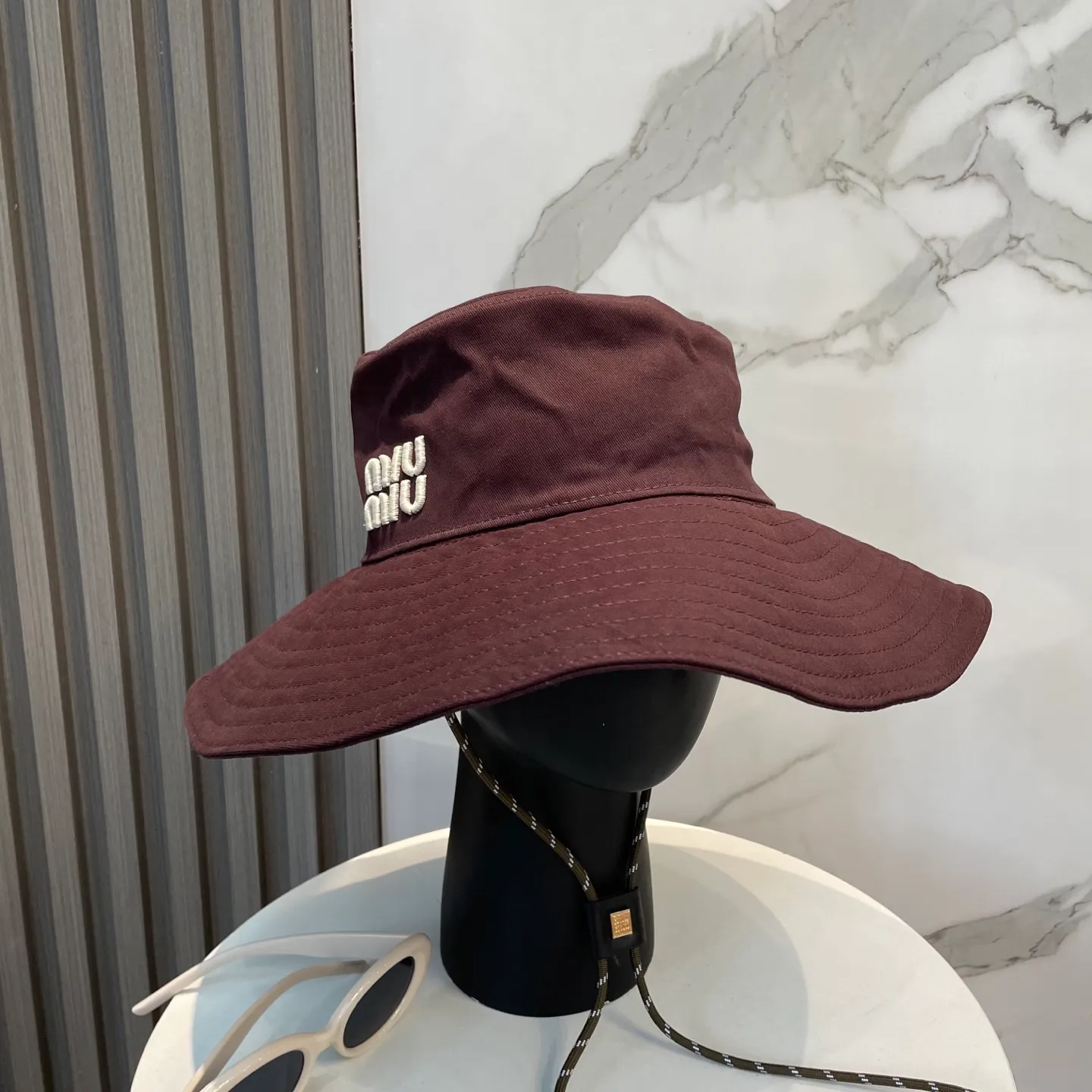 P80 MiuMiu Miu Miu's new fisherman hat | Large brim ~ Increased sun protection range, quality details are in place ~ Hats have always been an inseparable item in daily matching. The fisherman hat will never go out of style. This Miu family has always been loved by everyone. It is casual, versatile, sunproof and comfortable. It feels very soft but does not affect its shape at all. ​