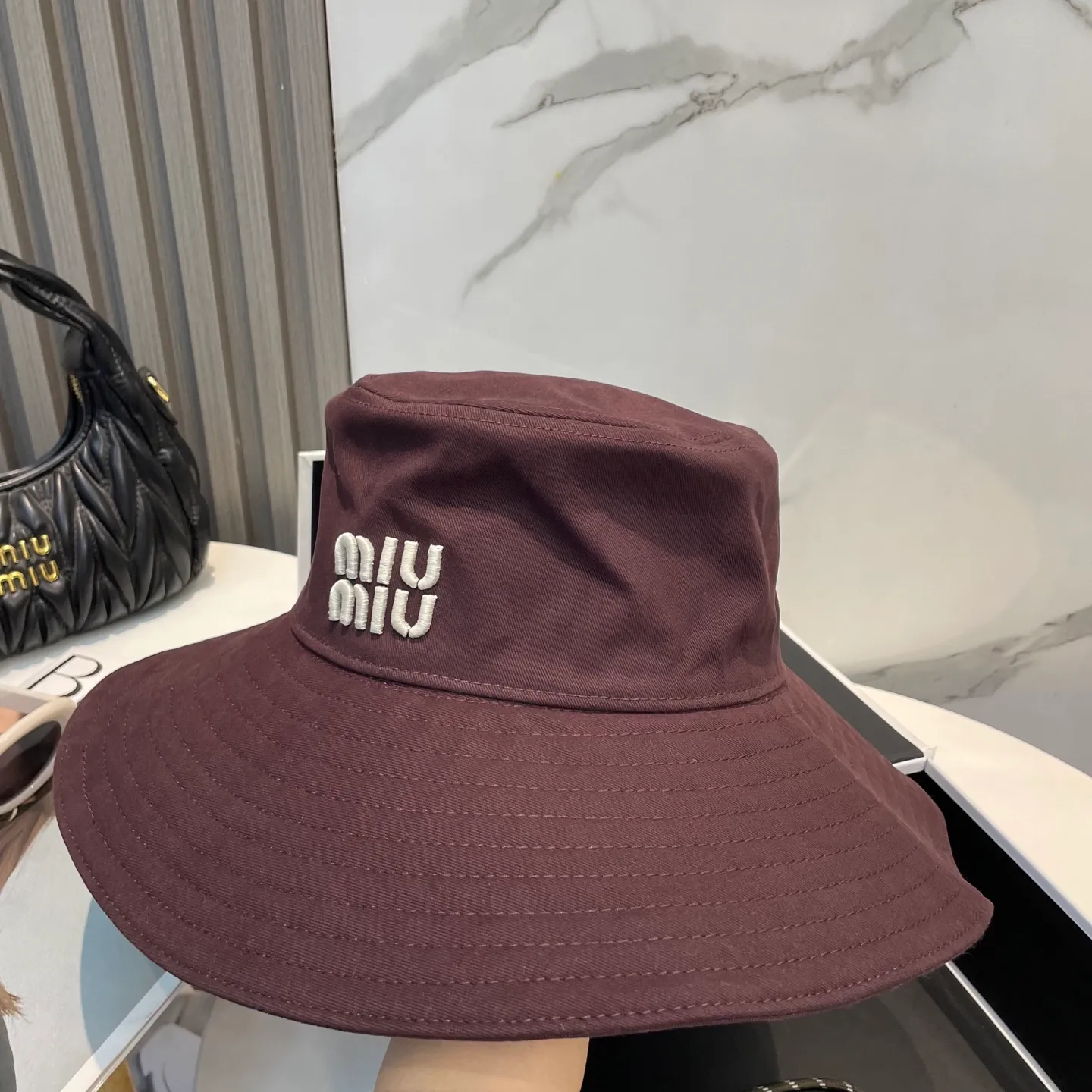 P80 MiuMiu Miu Miu's new fisherman hat | Large brim ~ Increased sun protection range, quality details are in place ~ Hats have always been an inseparable item in daily matching. The fisherman hat will never go out of style. This Miu family has always been loved by everyone. It is casual, versatile, sunproof and comfortable. It feels very soft but does not affect its shape at all. ​