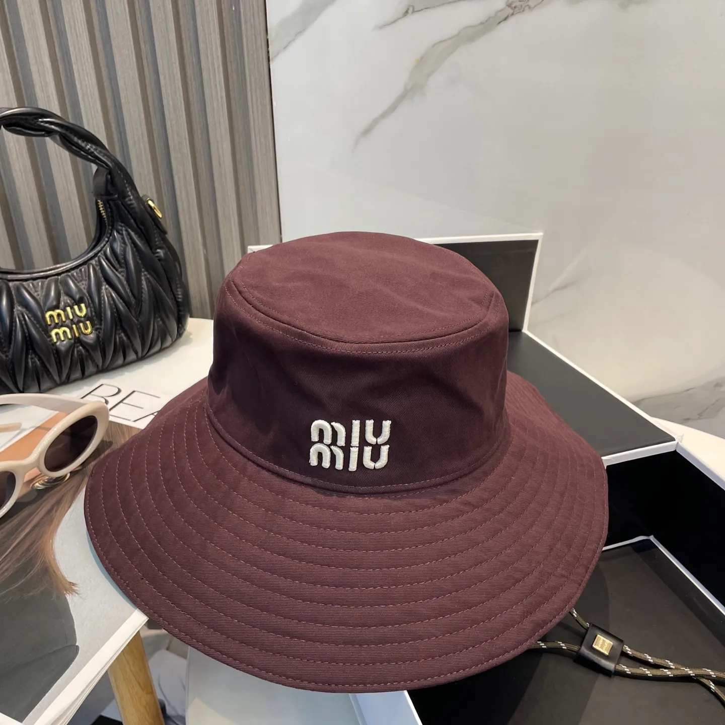 P80 MiuMiu Miu Miu's new fisherman hat | Large brim ~ Increased sun protection range, quality details are in place ~ Hats have always been an inseparable item in daily matching. The fisherman hat will never go out of style. This Miu family has always been loved by everyone. It is casual, versatile, sunproof and comfortable. It feels very soft but does not affect its shape at all. ​