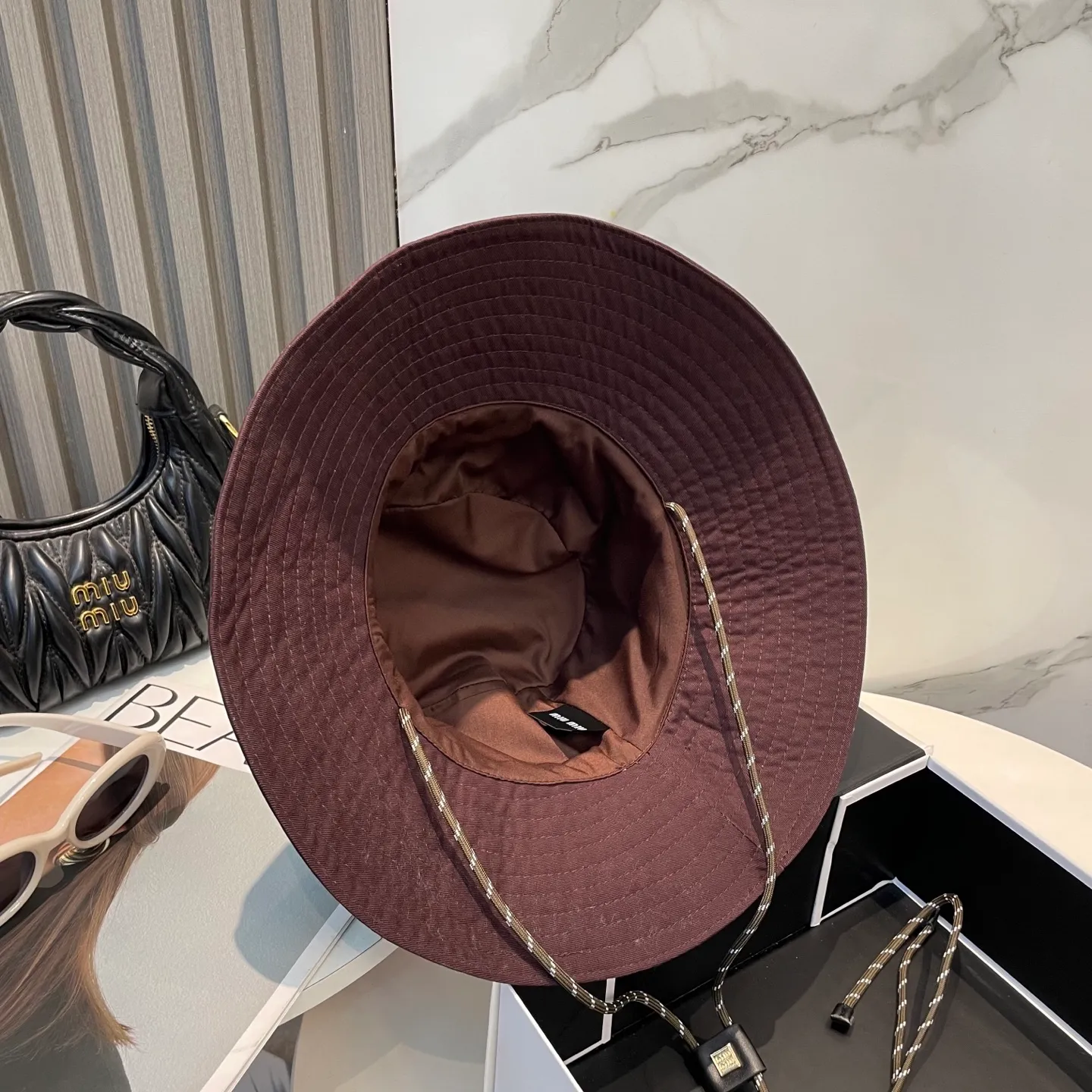 P80 MiuMiu Miu Miu's new fisherman hat | Large brim ~ Increased sun protection range, quality details are in place ~ Hats have always been an inseparable item in daily matching. The fisherman hat will never go out of style. This Miu family has always been loved by everyone. It is casual, versatile, sunproof and comfortable. It feels very soft but does not affect its shape at all. ​