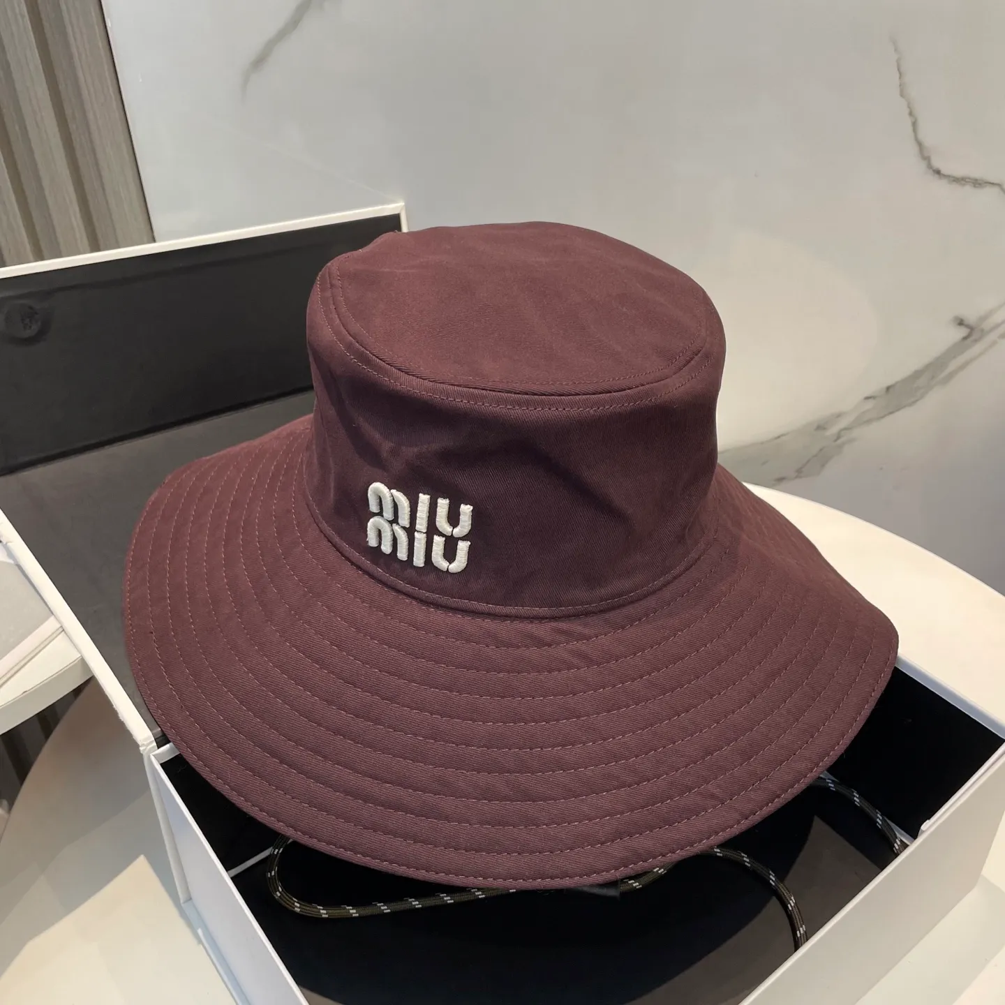P80 MiuMiu Miu Miu's new fisherman hat | Large brim ~ Increased sun protection range, quality details are in place ~ Hats have always been an inseparable item in daily matching. The fisherman hat will never go out of style. This Miu family has always been loved by everyone. It is casual, versatile, sunproof and comfortable. It feels very soft but does not affect its shape at all. ​