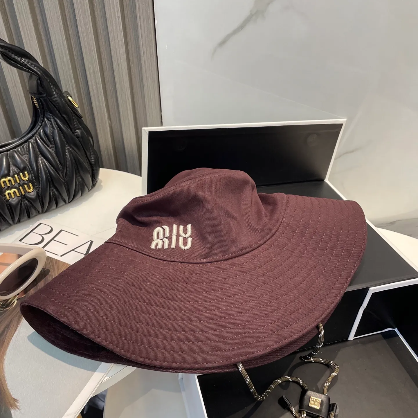 P80 MiuMiu Miu Miu's new fisherman hat | Large brim ~ Increased sun protection range, quality details are in place ~ Hats have always been an inseparable item in daily matching. The fisherman hat will never go out of style. This Miu family has always been loved by everyone. It is casual, versatile, sunproof and comfortable. It feels very soft but does not affect its shape at all. ​