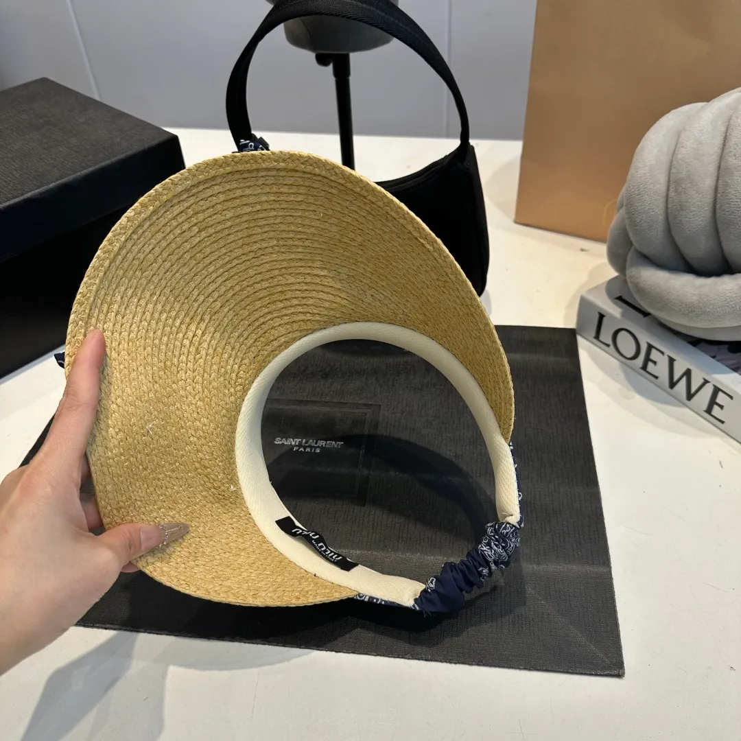 P60 miumiu empty top hat, a must-have item in summer, because it is so easy to match, and it is really super artistic in summer when paired with cool summer style ~ Just wear a little white skirt and you can attract the attention of blockbusters ~