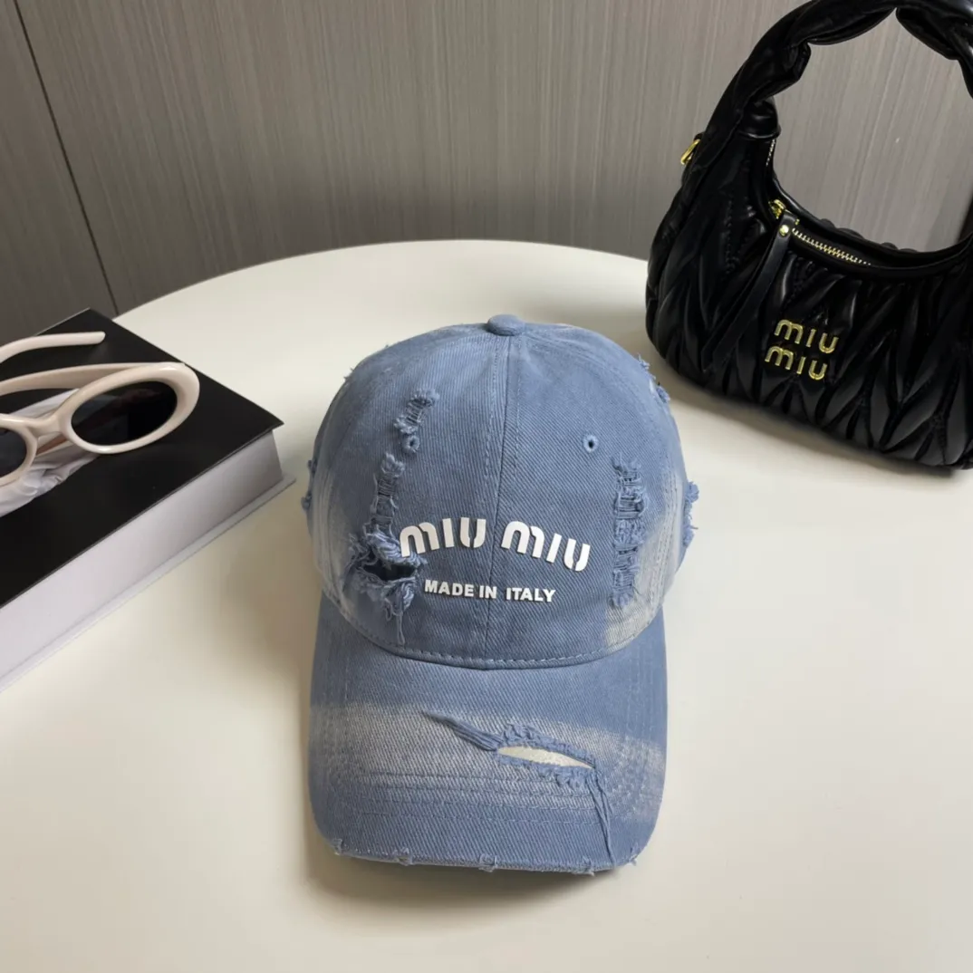 P70 miumiu new solid color baseball cap, the hottest color at the moment - full of street style! Trendy and versatile, Xiaohongshu grows grass, poison, get your boyfriend, and cool together