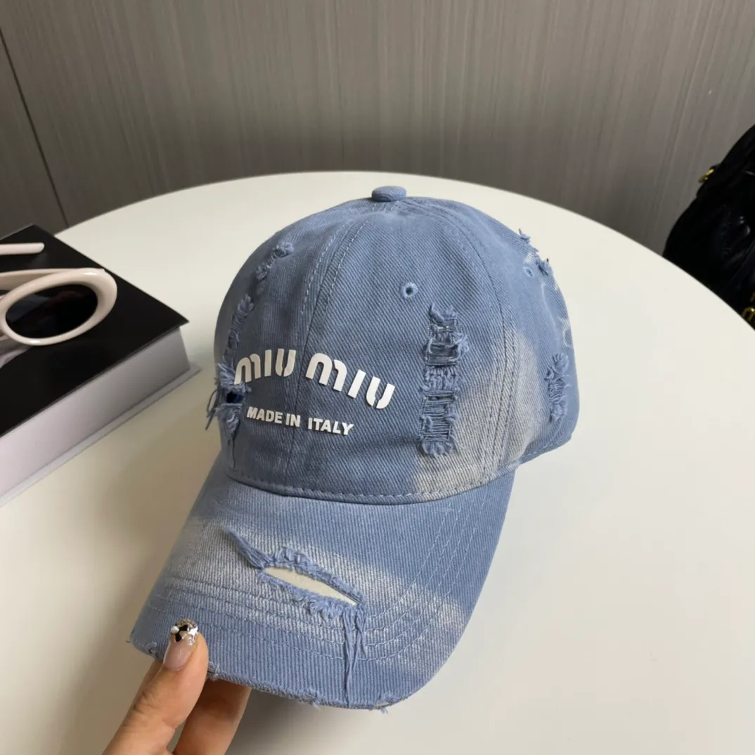 P70 miumiu new solid color baseball cap, the hottest color at the moment - full of street style! Trendy and versatile, Xiaohongshu grows grass, poison, get your boyfriend, and cool together