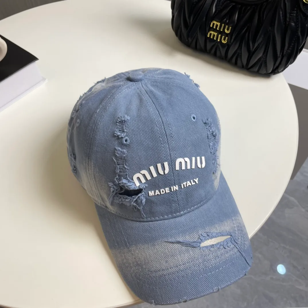 P70 miumiu new solid color baseball cap, the hottest color at the moment - full of street style! Trendy and versatile, Xiaohongshu grows grass, poison, get your boyfriend, and cool together