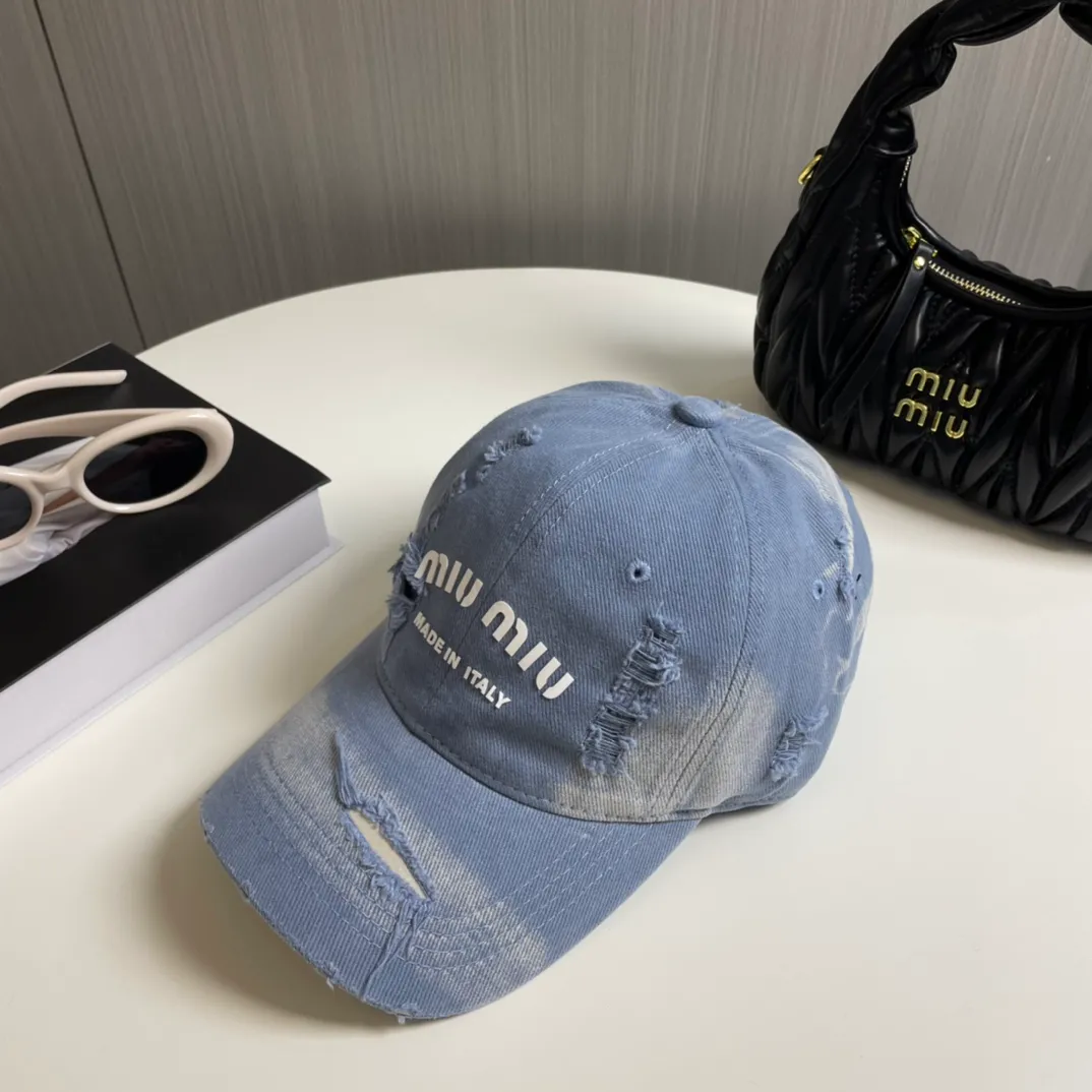 P70 miumiu new solid color baseball cap, the hottest color at the moment - full of street style! Trendy and versatile, Xiaohongshu grows grass, poison, get your boyfriend, and cool together