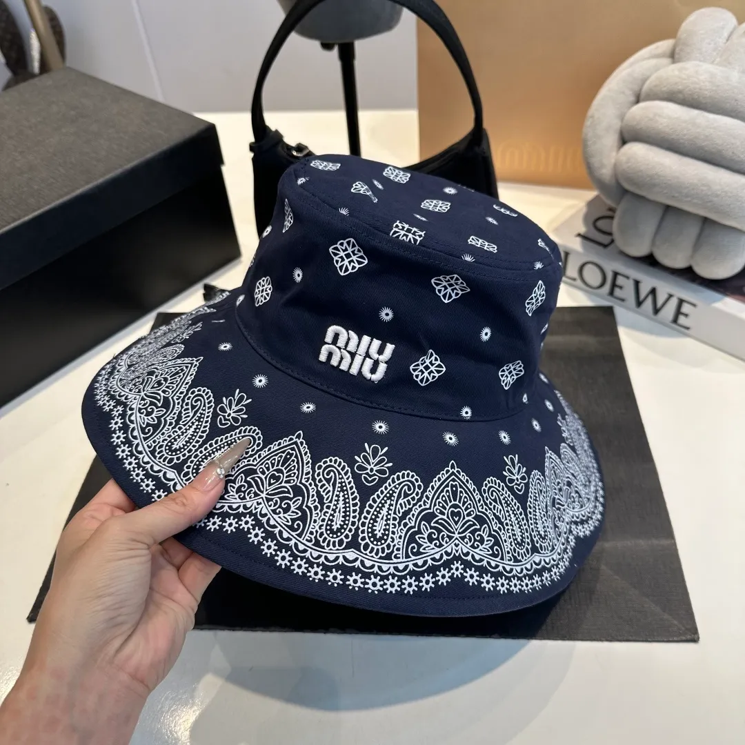 P70 Miumiu Miumiu new order style embroidered graffiti bucket hat🧢big brand style is super easy to match, get it now!