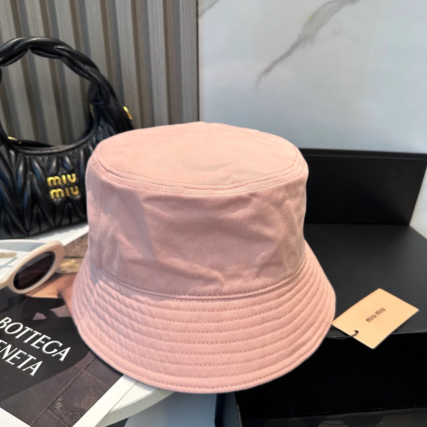 P74💛 Comes with dust bag. [Miumiu Miu Miu] New order style embroidered fisherman hat🧢Big brand style is super easy to match, hurry up and get it!