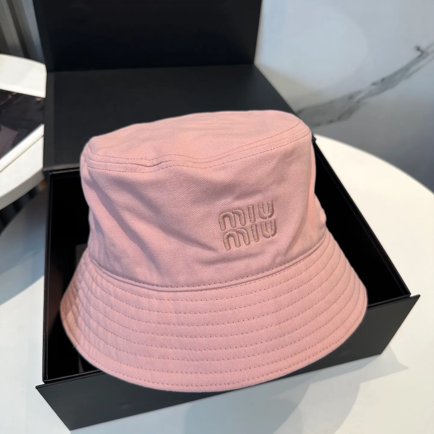 P74💛 Comes with dust bag. [Miumiu Miu Miu] New order style embroidered fisherman hat🧢Big brand style is super easy to match, hurry up and get it!