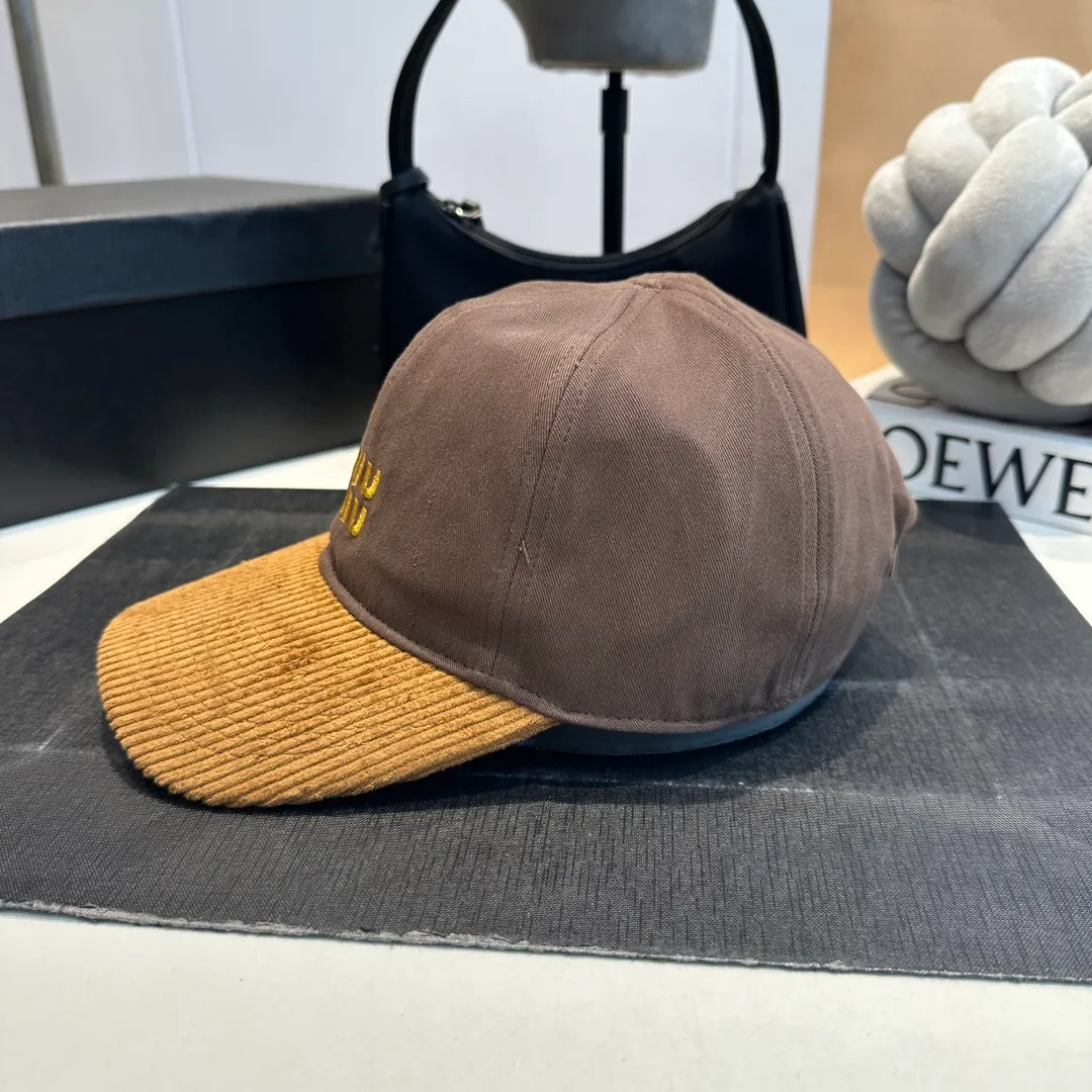 P60 MIU MIU new baseball cap This denim denim baseball cap is decorated with MIUMIU Cruise embroidered micro logo on the side, highlighting the simple brand style and creating a refined, comfortable and charming look.