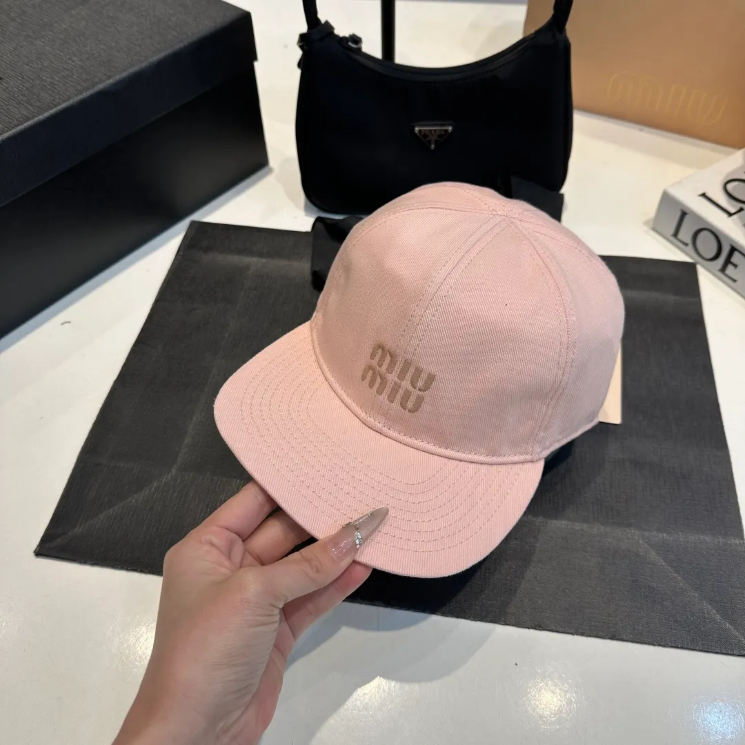P80 synchronized with Miumiu counters. Colorful drawstring baseball cap. Miumiu new baseball cap. Popular style at the moment. Full of street style. Trendy and versatile. Xiaohongshuzhongcao. Get your boyfriend and be cool together. Highly recommended to everyone. Head circumference 55-58cm. Size can be adjusted.