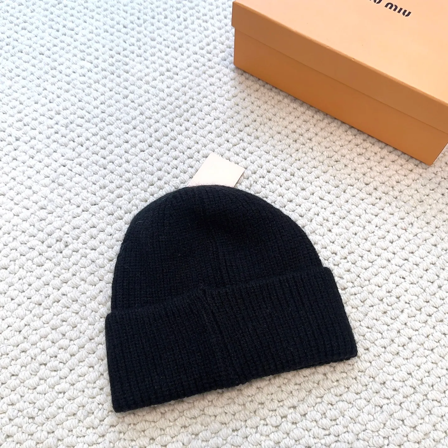P50 miumiu Miu Miu counter's popular embroidered logo knitted hat! Xiaohongshu’s new product is released, it’s so 🉑️, high-elastic fabric, classic colors, same style for men and women.