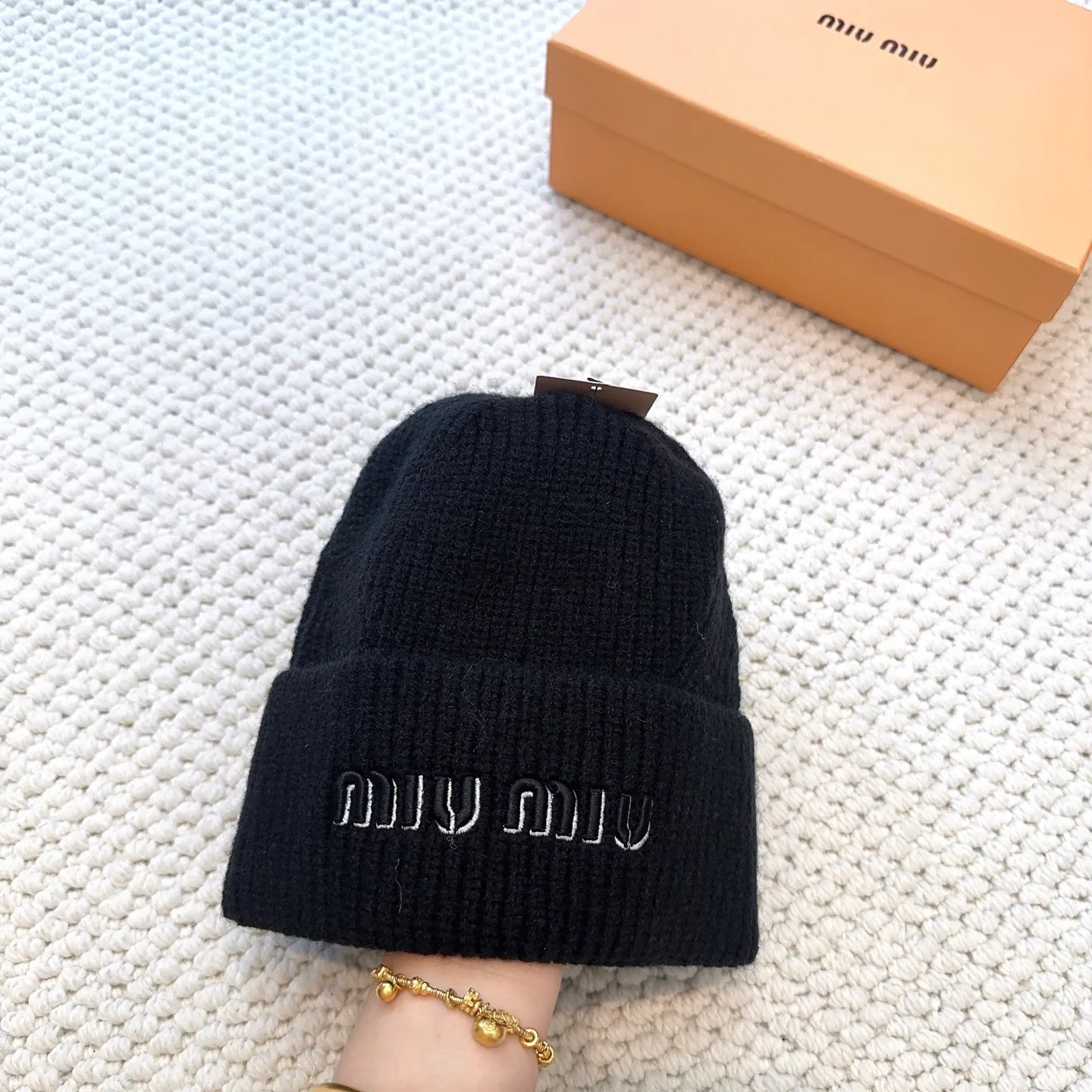 P50 miumiu Miu Miu counter's popular embroidered logo knitted hat! Xiaohongshu’s new product is released, it’s so 🉑️, high-elastic fabric, classic colors, same style for men and women.