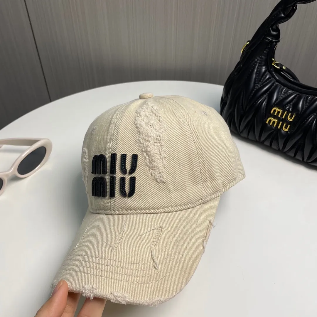 P56 MIUMIU～25 spring new baseball cap This hat is so beautiful! The hole design adds a bit of casualness and uninhibitedness, allowing you to easily wear it with casual wear or sportswear.