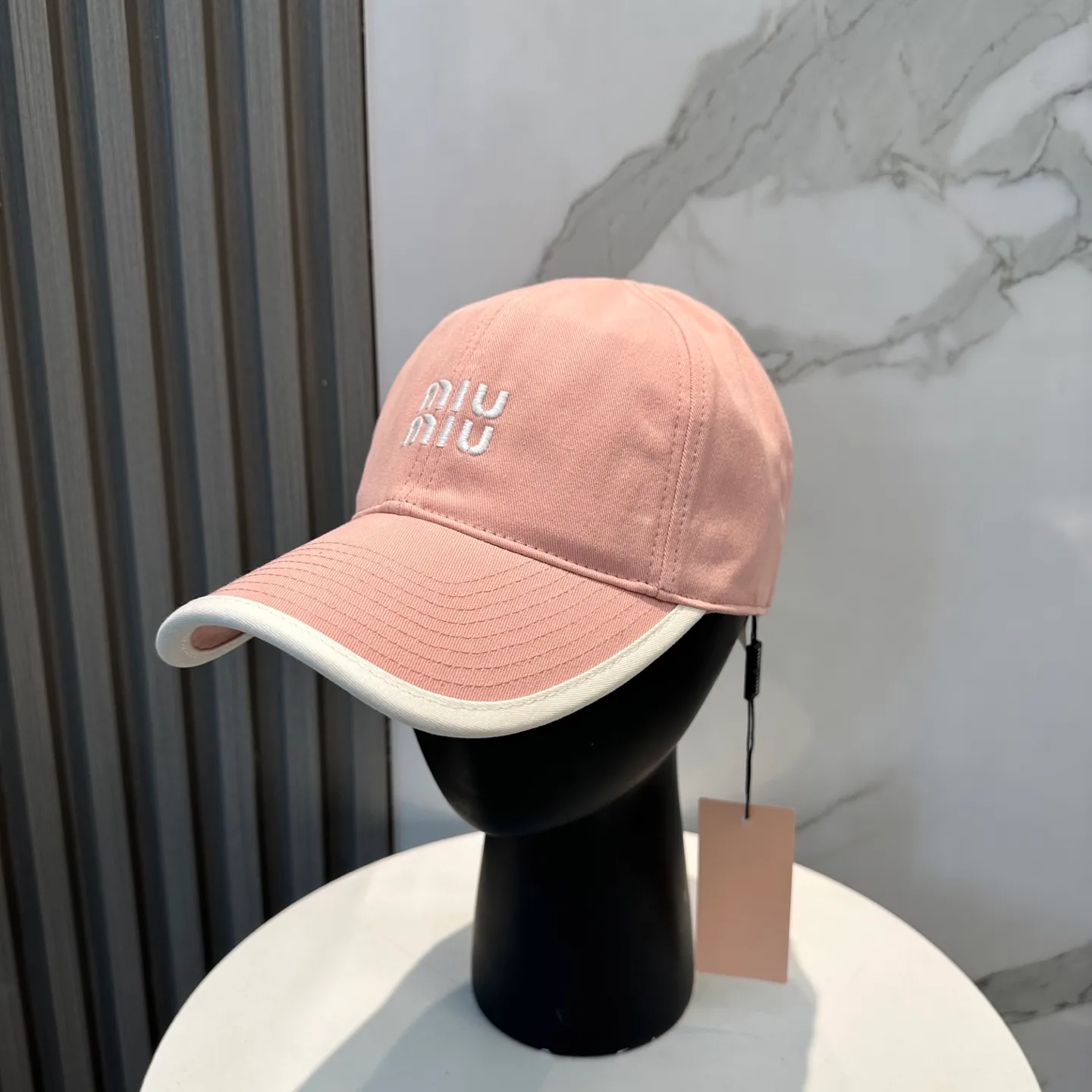 P60💛 Comes with dust bag. [Miumiu Miu Miu] New order style embroidered baseball cap🧢Big brand style is super easy to match, hurry up and get it!