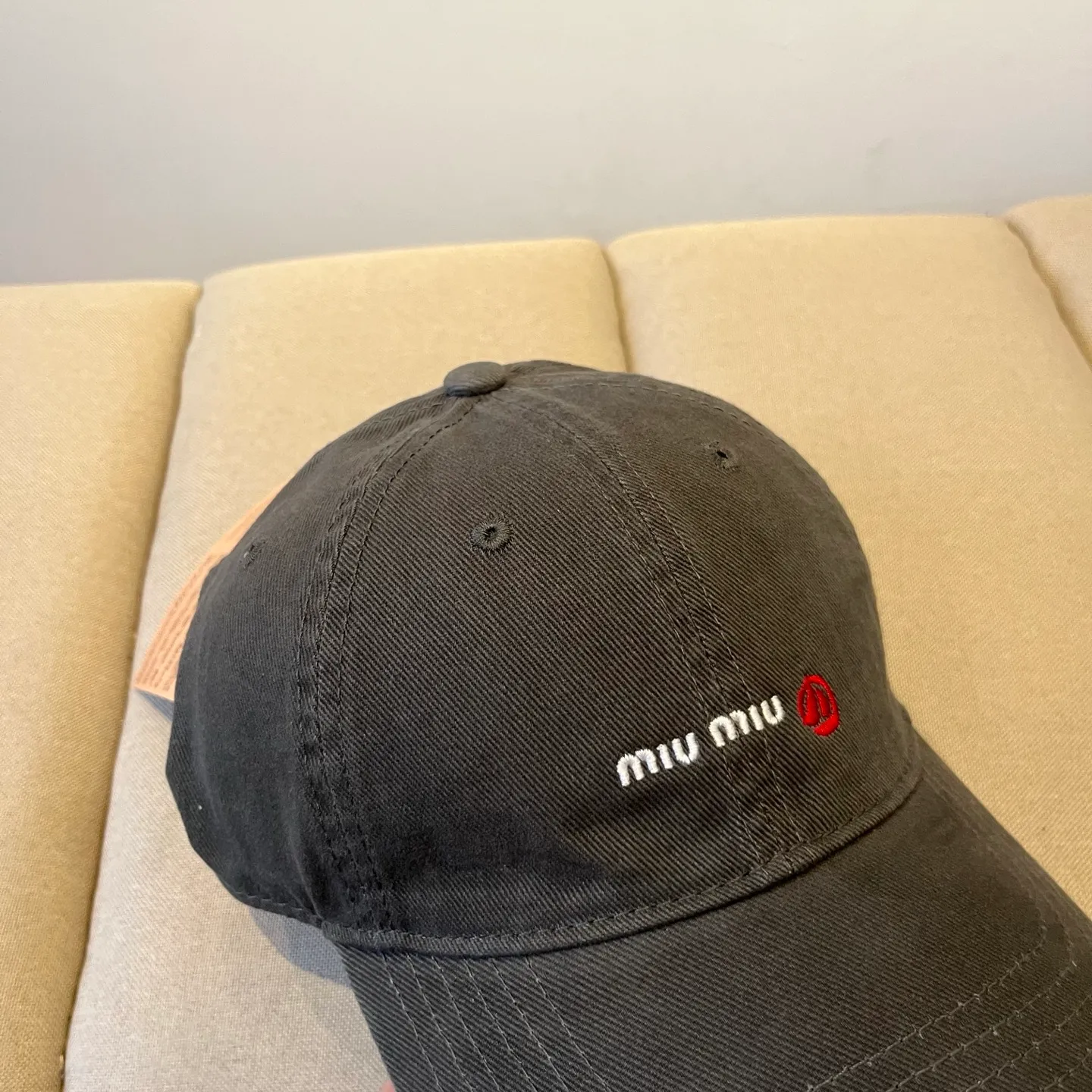 P60 miumiu original spring and summer new baseball cap, authentic mold-making and custom-made, the original workmanship is meticulous and the quality is superb!