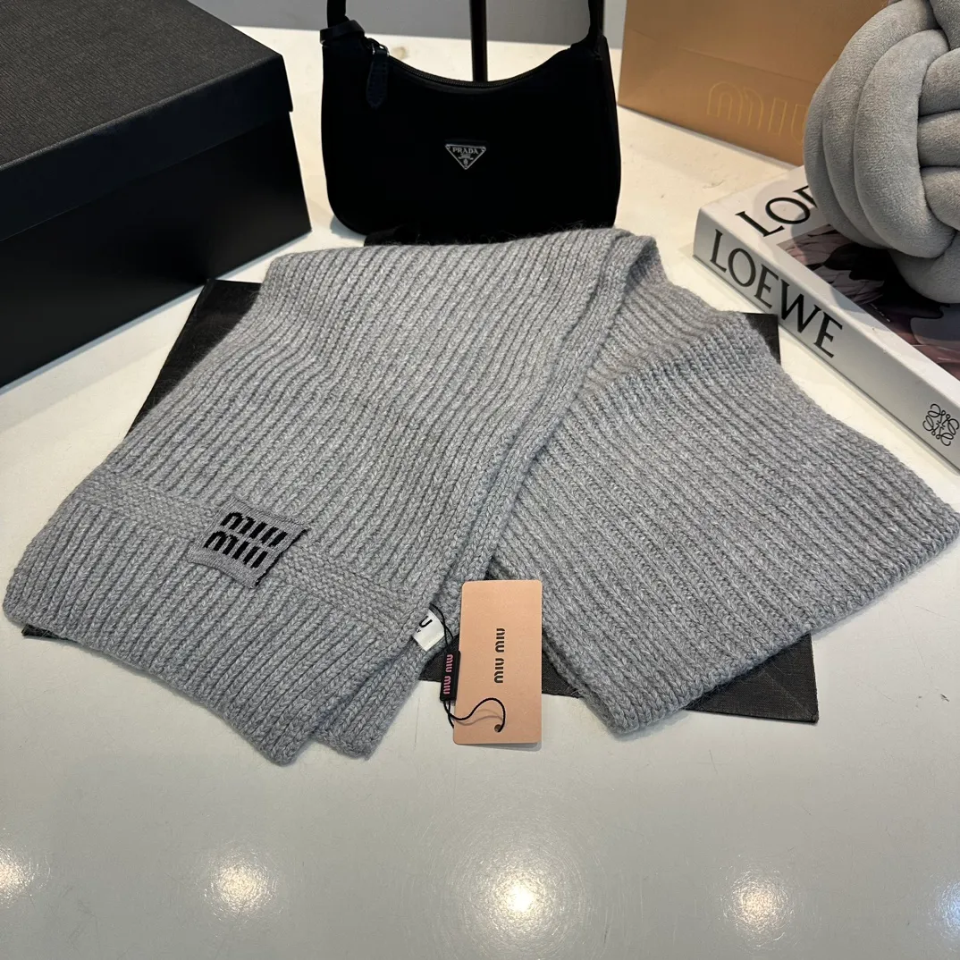 P200 miumiu two-piece knitted hat set, popular at Miumiu counter. Hat + scarf. New product released by Xiaohongshu. Very warm. High-elastic fabric. Classic colors. Same style for men and women.