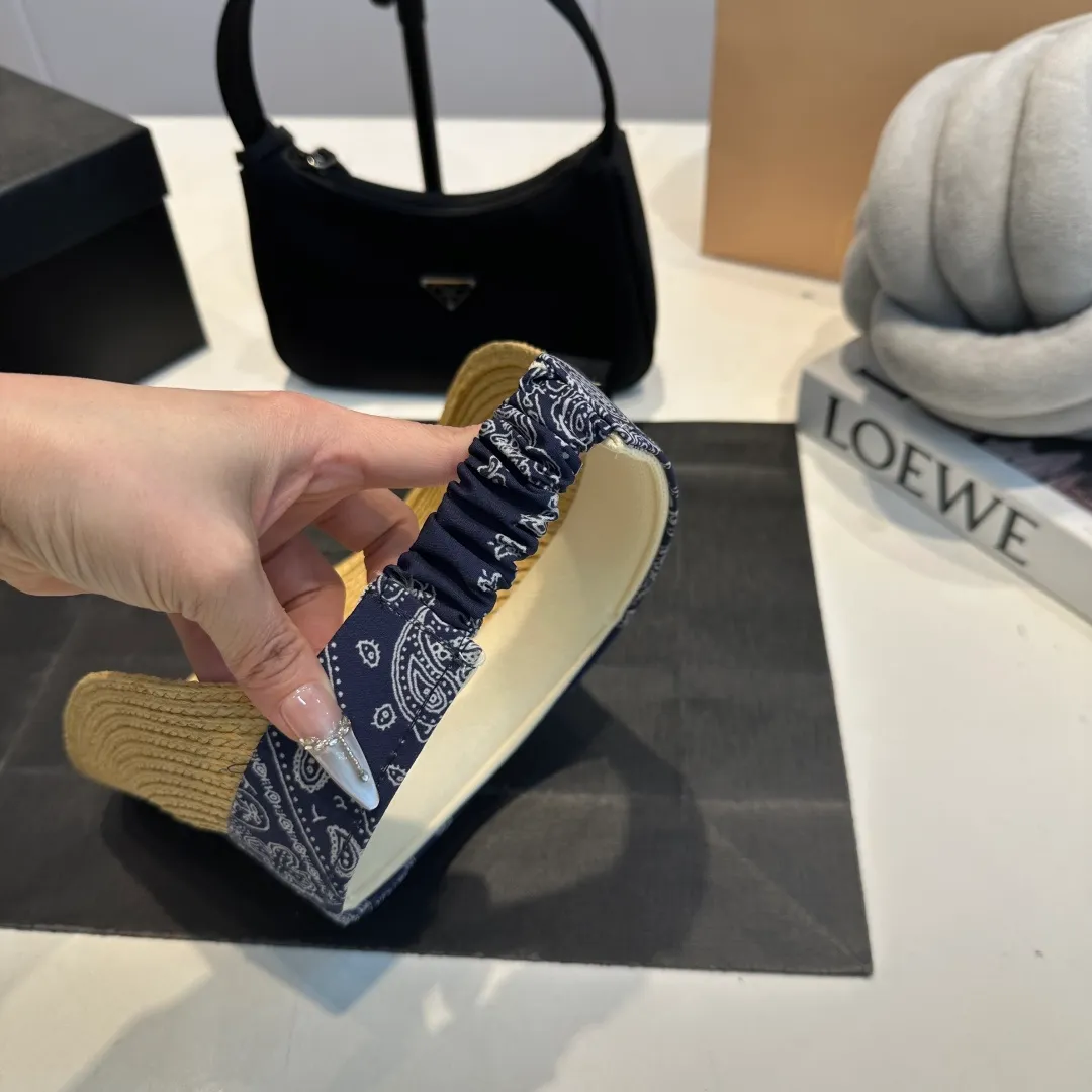 P60 miumiu empty top hat, a must-have item in summer, because it is so easy to match, and it is really super artistic in summer when paired with cool summer style ~ Just wear a little white skirt and you can attract the attention of blockbusters ~
