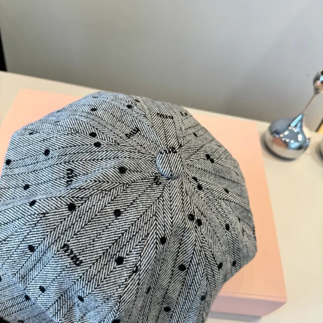 💰100¥ miumiu new duck bill painter's hat, head circumference 57cm