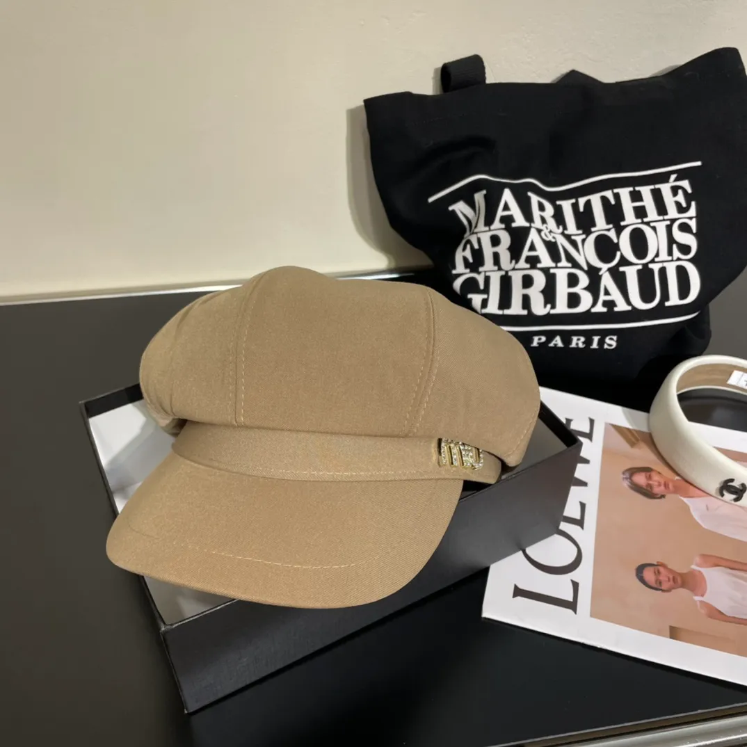 P60 miumiu’s new fall and winter octagonal hat is the one that shows off your face! A solid color hat🧢 is a permanent and versatile style! Do you agree? ✅Sisters👭