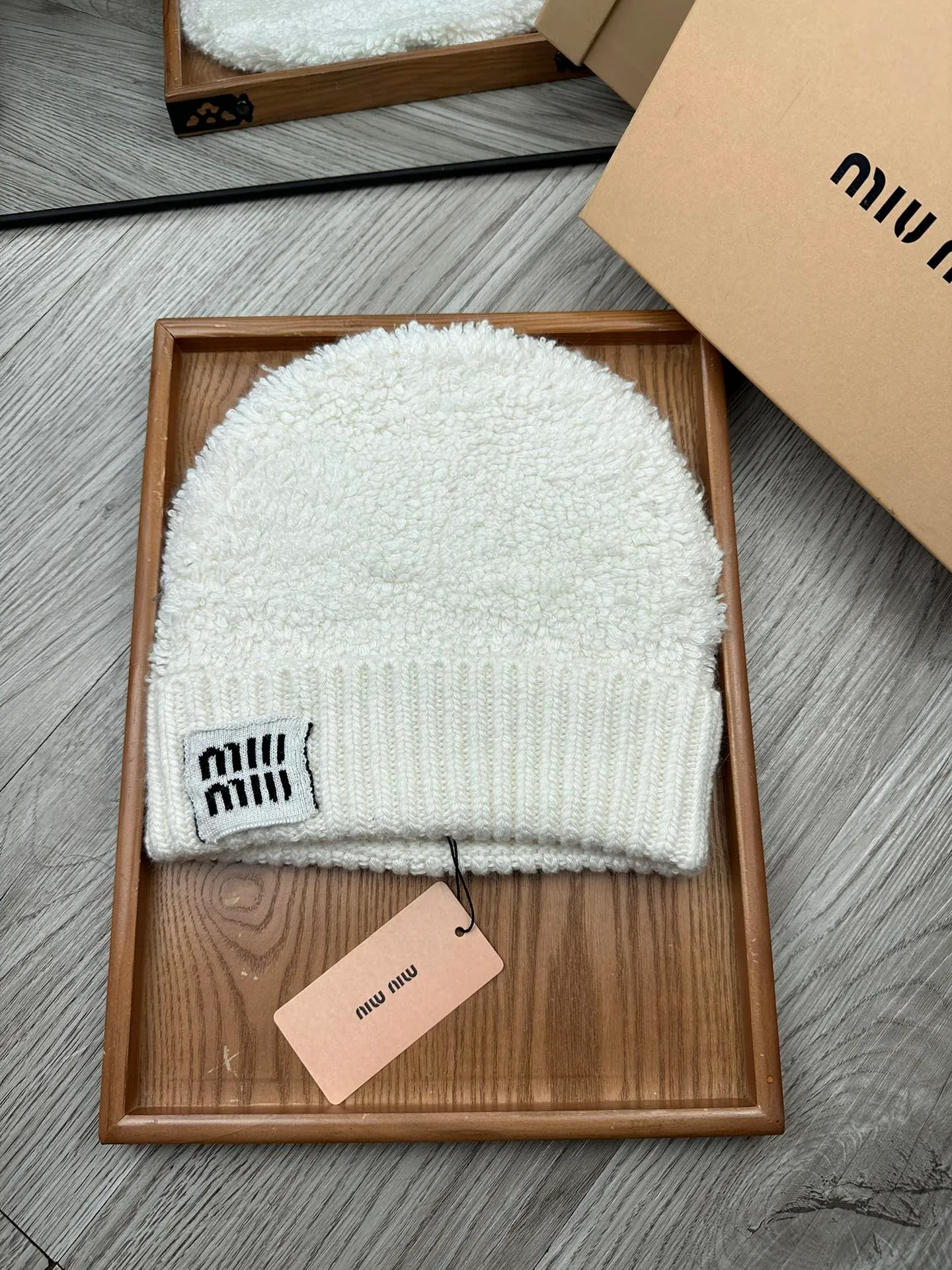 🌹¥100. miumiu. [Wool single hat] Small wool provided by customer! A precious collection of soul hats! Colored yarn supplied by customers. Every color is very beautiful! classic! Soft to the touch. 70% wool ➕ 30% rabbit fur. A combed lamb can only produce 30-40g of wool. Such a hat requires three or four lambs. Don't compare it with ordinary hats on the market. Is the yarn supplied by the customer good? The market products are incomparable! The materials are top-notch and luxurious. This is the charm of the product. It is easy to get in and out of the counter. If you come to the mixed counter, you will definitely buy it. I love the plain color and every color. And it is durable! It can be worn by men, women and children! When you see the real thing, you can beautify it ~