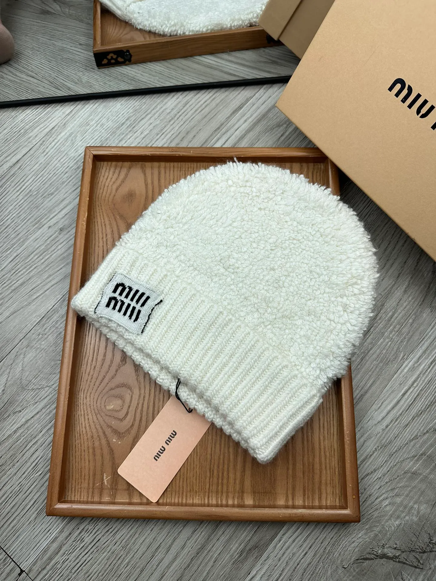 🌹¥100. miumiu. [Wool single hat] Small wool provided by customer! A precious collection of soul hats! Colored yarn supplied by customers. Every color is very beautiful! classic! Soft to the touch. 70% wool ➕ 30% rabbit fur. A combed lamb can only produce 30-40g of wool. Such a hat requires three or four lambs. Don't compare it with ordinary hats on the market. Is the yarn supplied by the customer good? The market products are incomparable! The materials are top-notch and luxurious. This is the charm of the product. It is easy to get in and out of the counter. If you come to the mixed counter, you will definitely buy it. I love the plain color and every color. And it is durable! It can be worn by men, women and children! When you see the real thing, you can beautify it ~