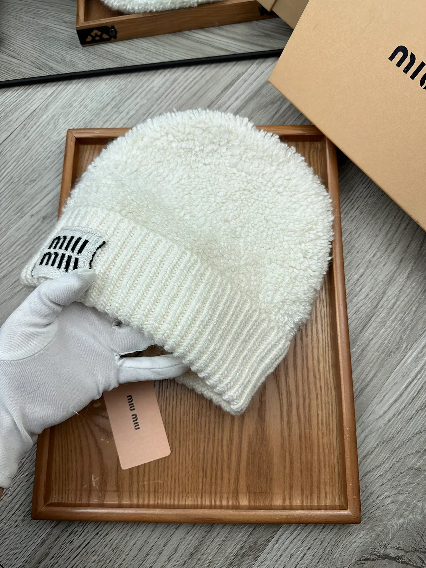 🌹¥100. miumiu. [Wool single hat] Small wool provided by customer! A precious collection of soul hats! Colored yarn supplied by customers. Every color is very beautiful! classic! Soft to the touch. 70% wool ➕ 30% rabbit fur. A combed lamb can only produce 30-40g of wool. Such a hat requires three or four lambs. Don't compare it with ordinary hats on the market. Is the yarn supplied by the customer good? The market products are incomparable! The materials are top-notch and luxurious. This is the charm of the product. It is easy to get in and out of the counter. If you come to the mixed counter, you will definitely buy it. I love the plain color and every color. And it is durable! It can be worn by men, women and children! When you see the real thing, you can beautify it ~