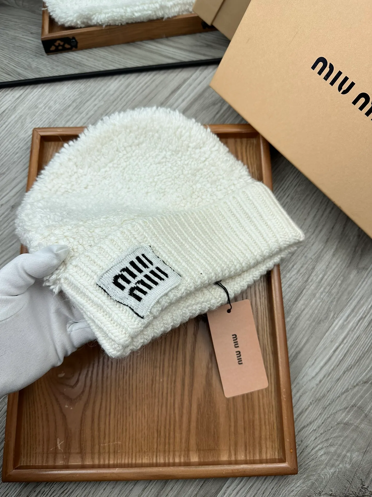 🌹¥100. miumiu. [Wool single hat] Small wool provided by customer! A precious collection of soul hats! Colored yarn supplied by customers. Every color is very beautiful! classic! Soft to the touch. 70% wool ➕ 30% rabbit fur. A combed lamb can only produce 30-40g of wool. Such a hat requires three or four lambs. Don't compare it with ordinary hats on the market. Is the yarn supplied by the customer good? The market products are incomparable! The materials are top-notch and luxurious. This is the charm of the product. It is easy to get in and out of the counter. If you come to the mixed counter, you will definitely buy it. I love the plain color and every color. And it is durable! It can be worn by men, women and children! When you see the real thing, you can beautify it ~
