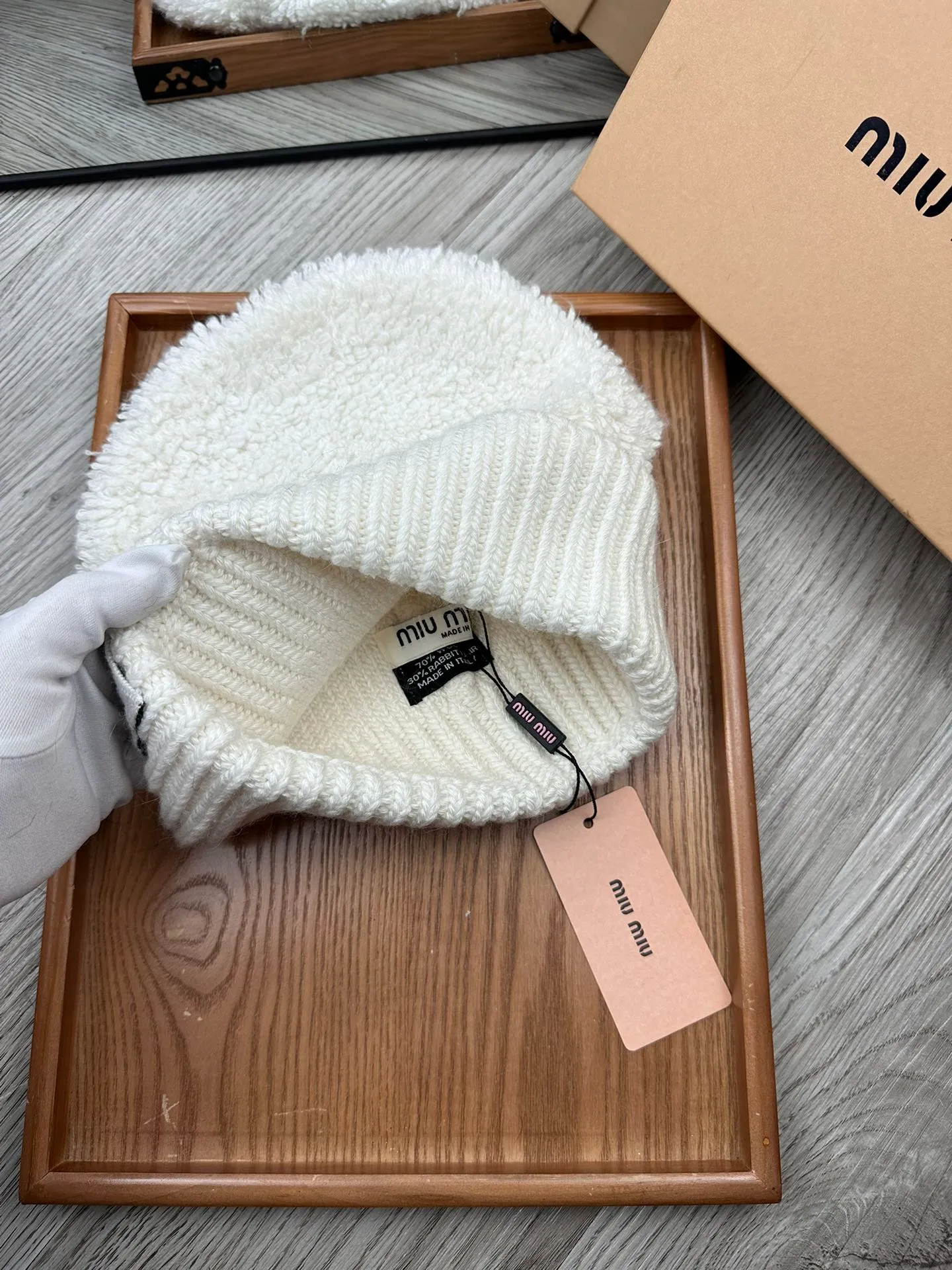 🌹¥100. miumiu. [Wool single hat] Small wool provided by customer! A precious collection of soul hats! Colored yarn supplied by customers. Every color is very beautiful! classic! Soft to the touch. 70% wool ➕ 30% rabbit fur. A combed lamb can only produce 30-40g of wool. Such a hat requires three or four lambs. Don't compare it with ordinary hats on the market. Is the yarn supplied by the customer good? The market products are incomparable! The materials are top-notch and luxurious. This is the charm of the product. It is easy to get in and out of the counter. If you come to the mixed counter, you will definitely buy it. I love the plain color and every color. And it is durable! It can be worn by men, women and children! When you see the real thing, you can beautify it ~