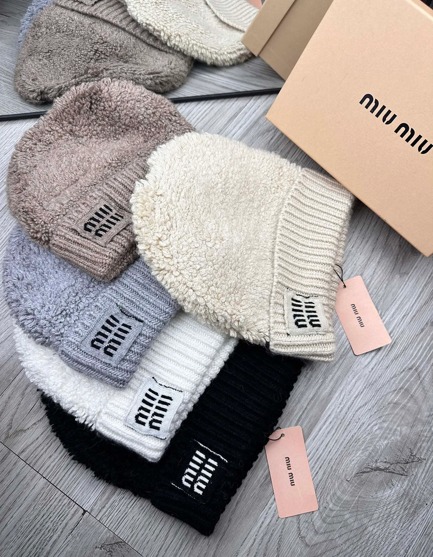 🌹¥100. miumiu. [Wool single hat] Small wool provided by customer! A precious collection of soul hats! Colored yarn supplied by customers. Every color is very beautiful! classic! Soft to the touch. 70% wool ➕ 30% rabbit fur. A combed lamb can only produce 30-40g of wool. Such a hat requires three or four lambs. Don't compare it with ordinary hats on the market. Is the yarn supplied by the customer good? The market products are incomparable! The materials are top-notch and luxurious. This is the charm of the product. It is easy to get in and out of the counter. If you come to the mixed counter, you will definitely buy it. I love the plain color and every color. And it is durable! It can be worn by men, women and children! When you see the real thing, you can beautify it ~