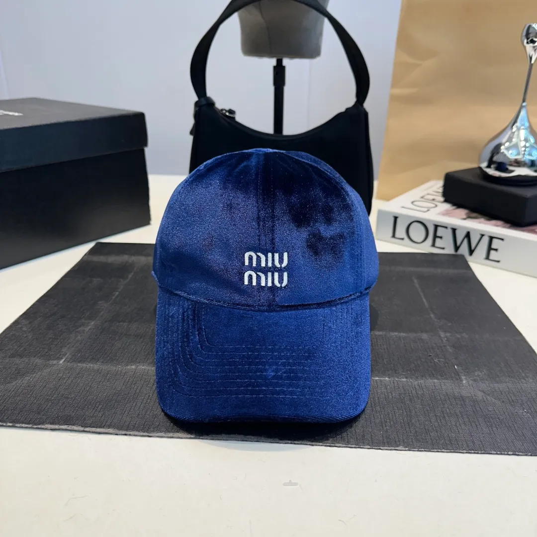 P60 miumiu 25 autumn and winter new velvet letter embroidered baseball cap