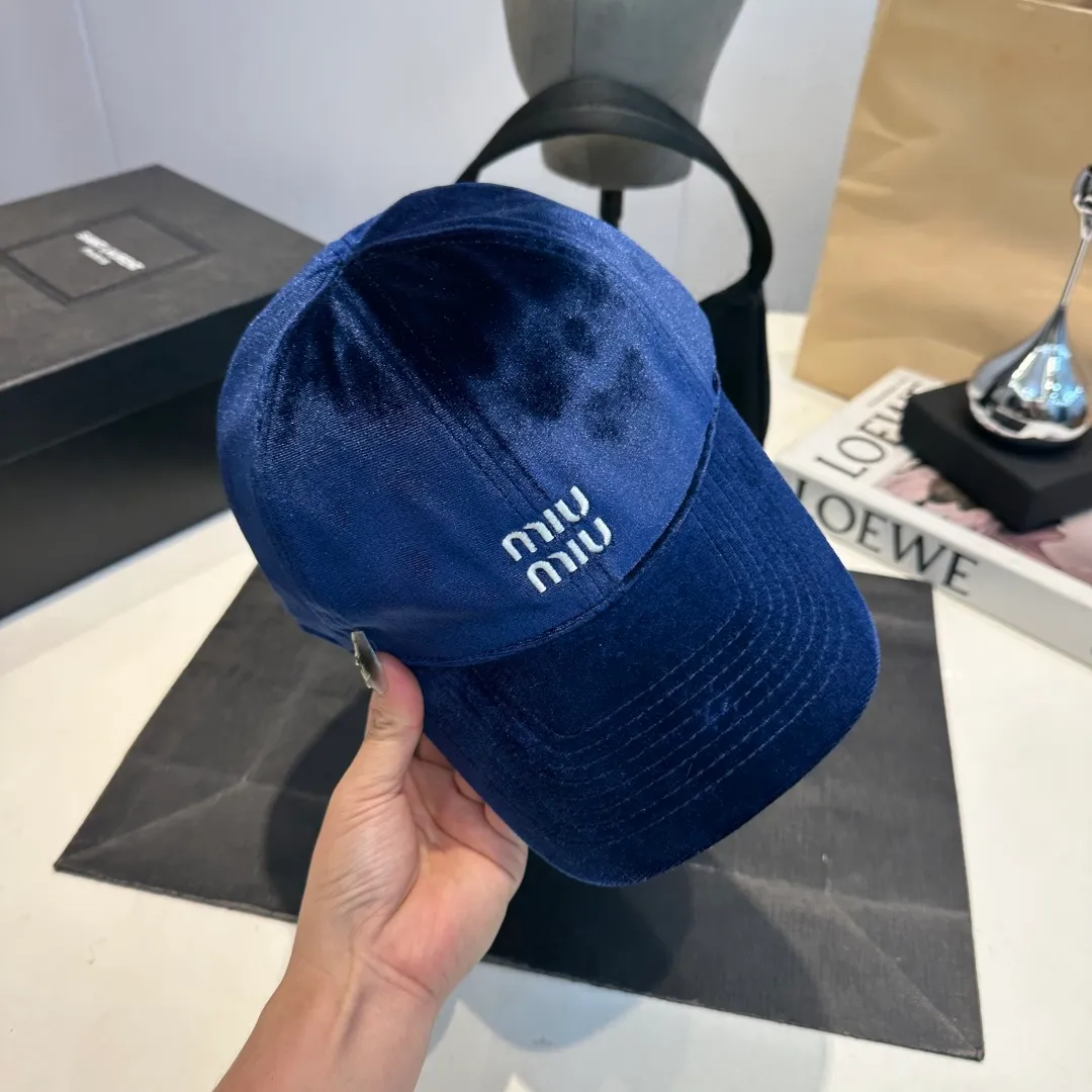 P60 miumiu 25 autumn and winter new velvet letter embroidered baseball cap