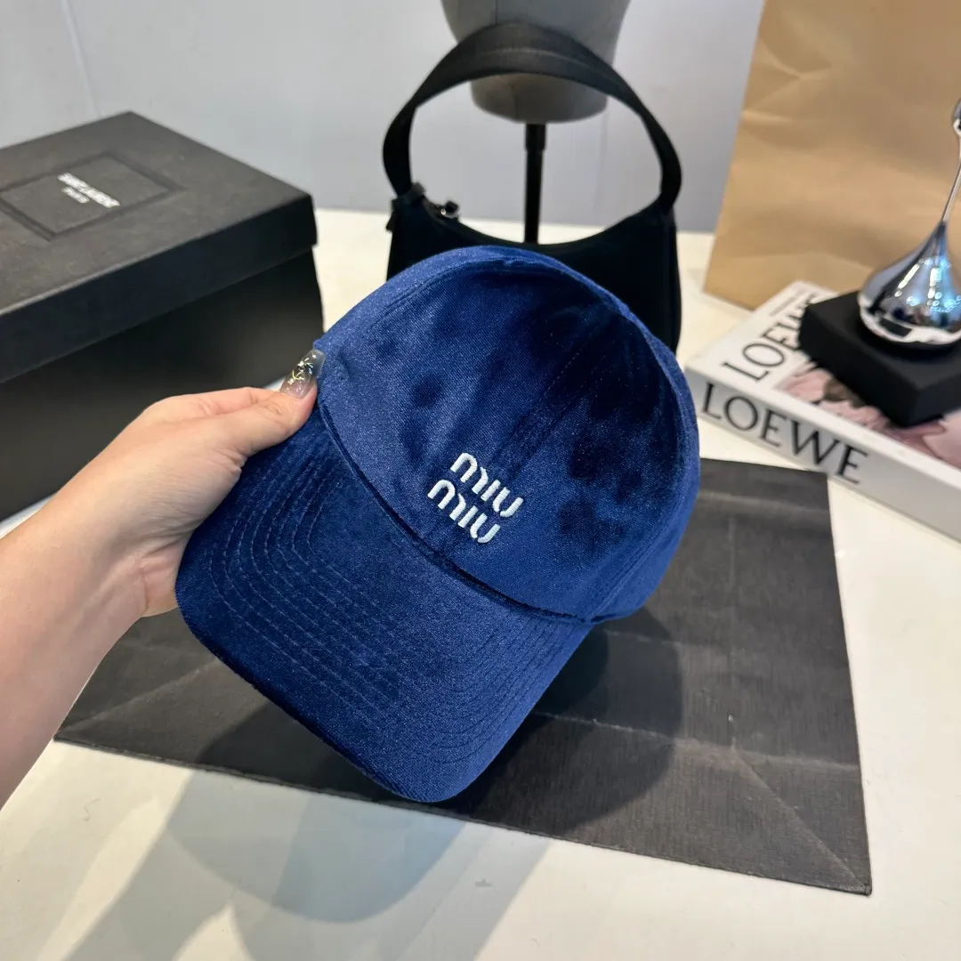 P60 miumiu 25 autumn and winter new velvet letter embroidered baseball cap